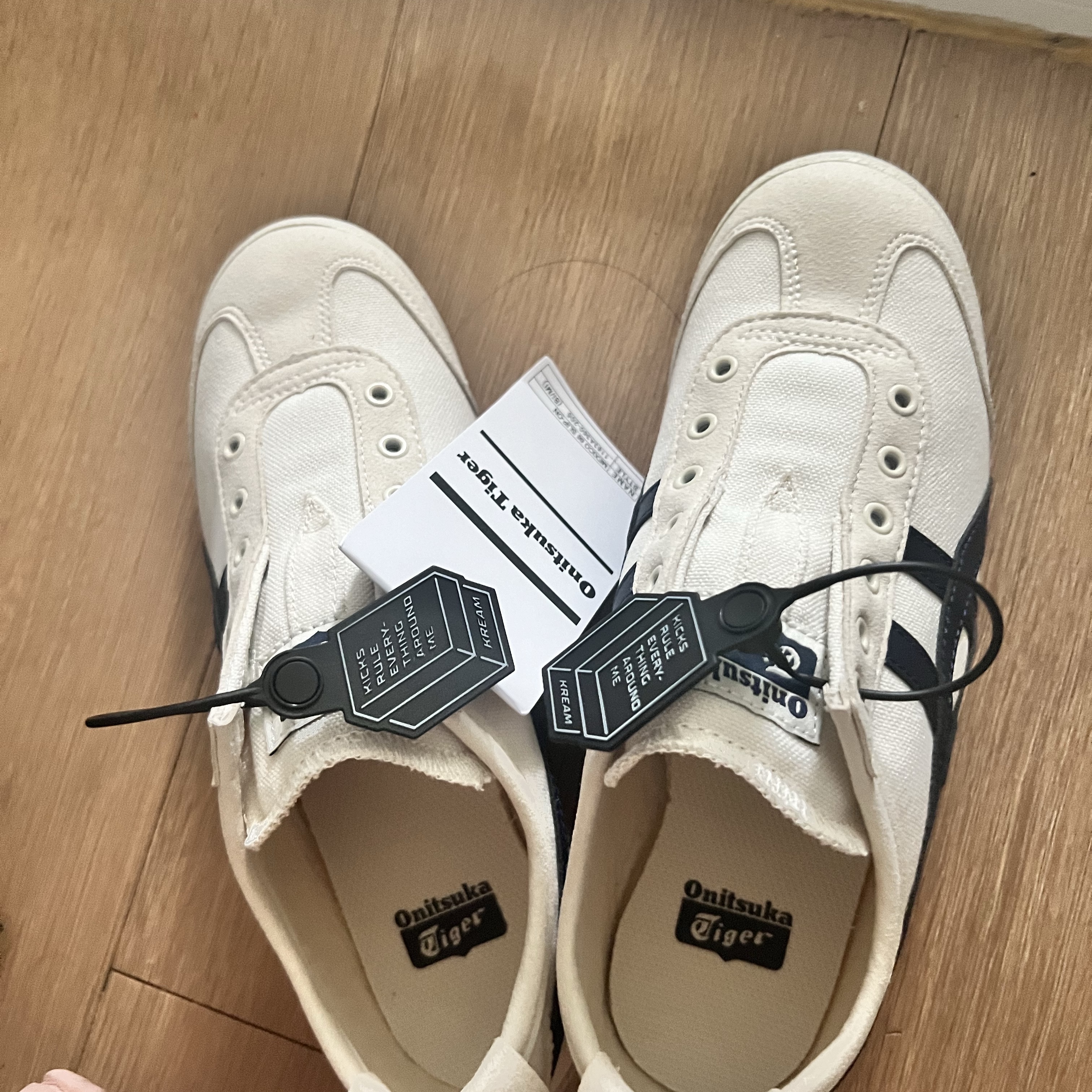 Onitsuka Tiger Mexico 66 Slip-On Birch Midnight 착용 스타일