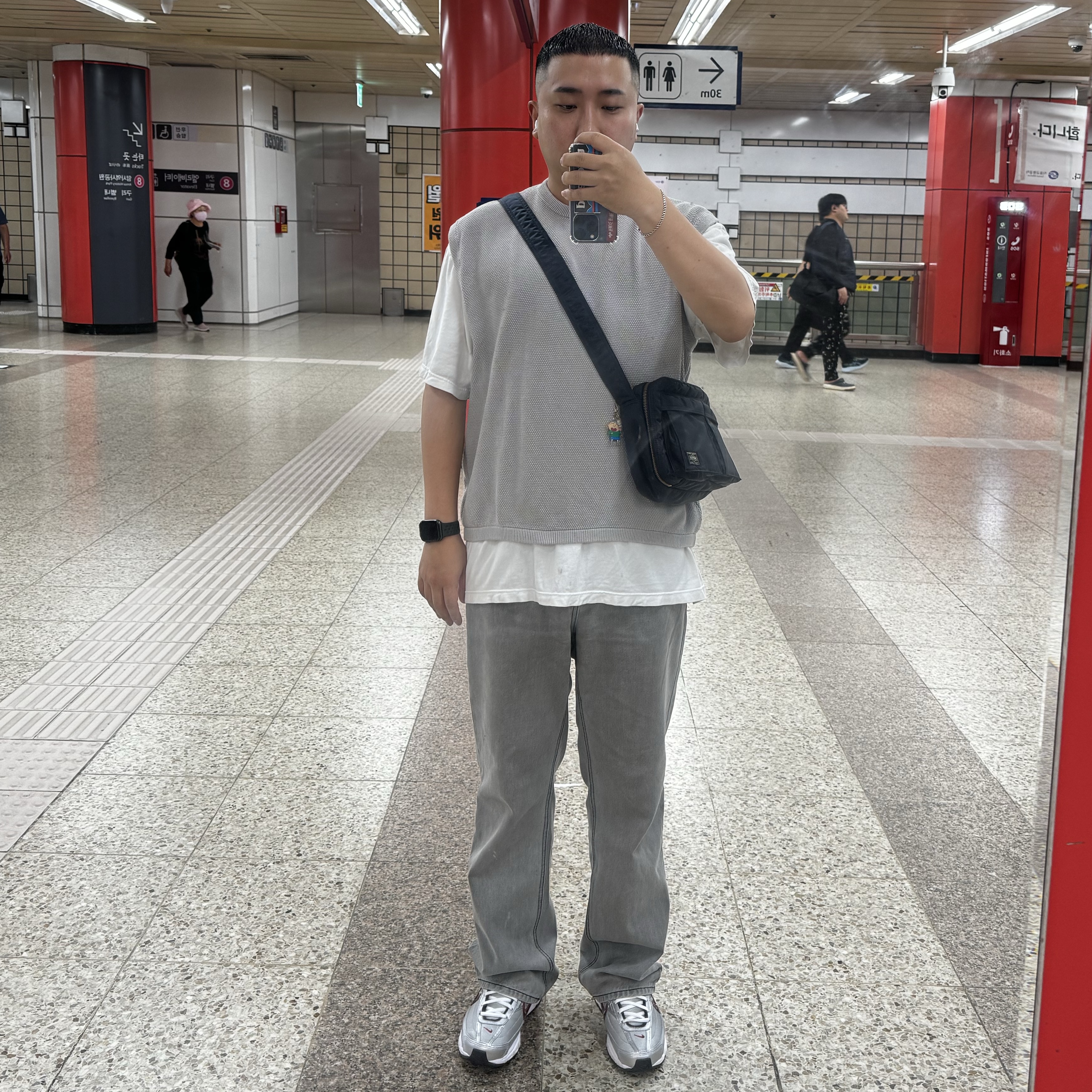 Nike Initiator Metallic Silver Black, Porter Tanker Shoulder Bag S Iron Blue 착용 스타일