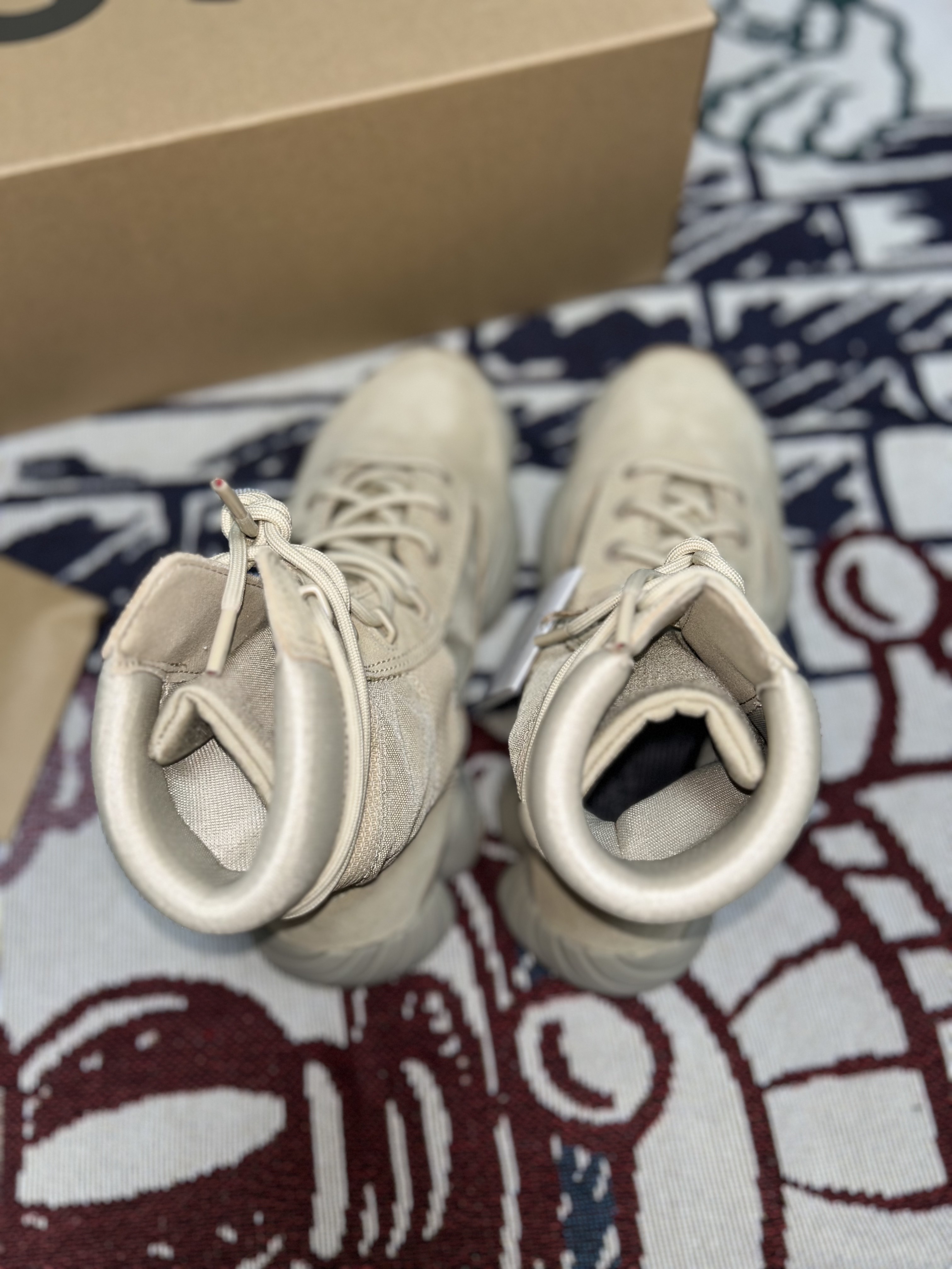 Adidas Yeezy 500 High Tactical Utility Sand 착용 스타일 - 3