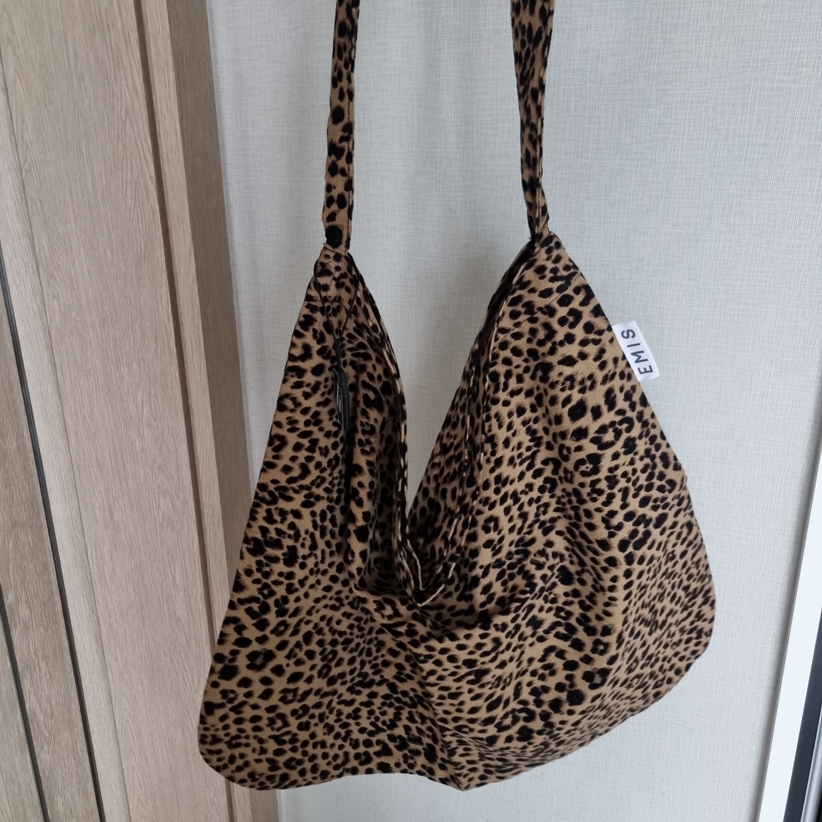 Emis 22Y Leopard Corduroy Eco Bag Brown 착용 스타일 - 2