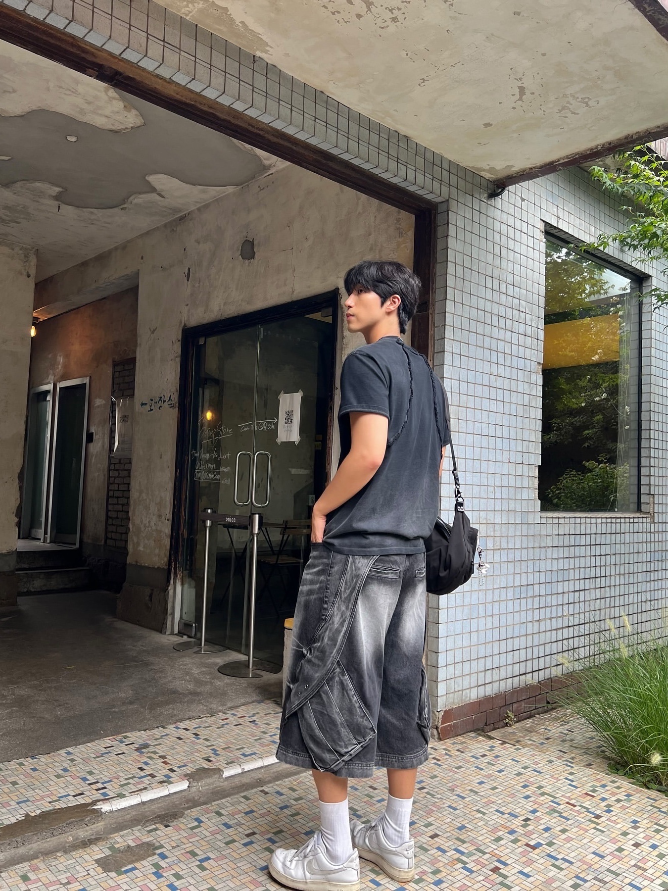 BLR Curved Cover Cargo Bermuda Washing Denim Pants Black 착용 스타일