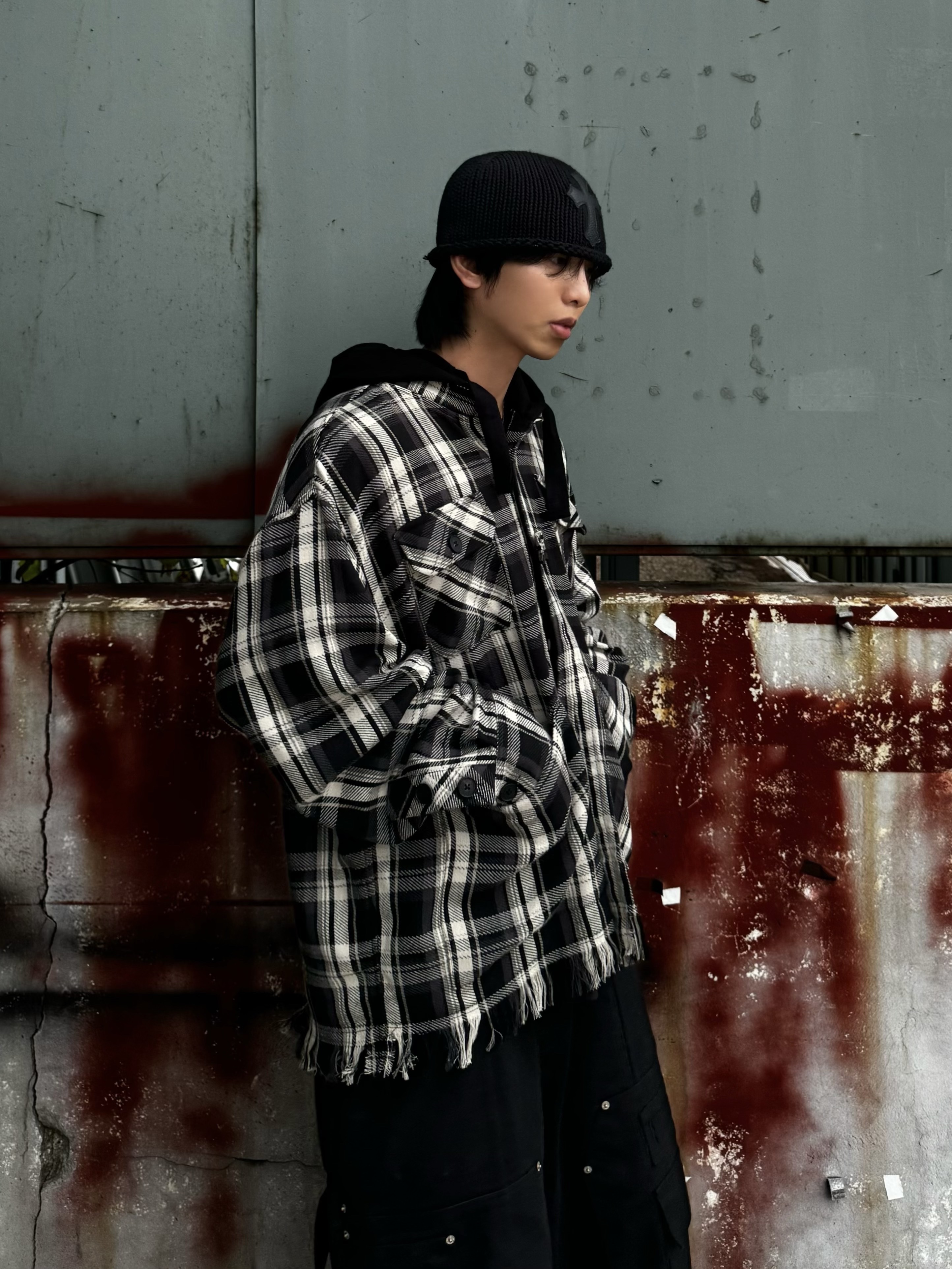 Chrome Hearts Cross Leather Patch Cashmere Beanie Black, Nos Couleurs x Koin Rivet Carpenter Shorts Black 착용 스타일 - 2