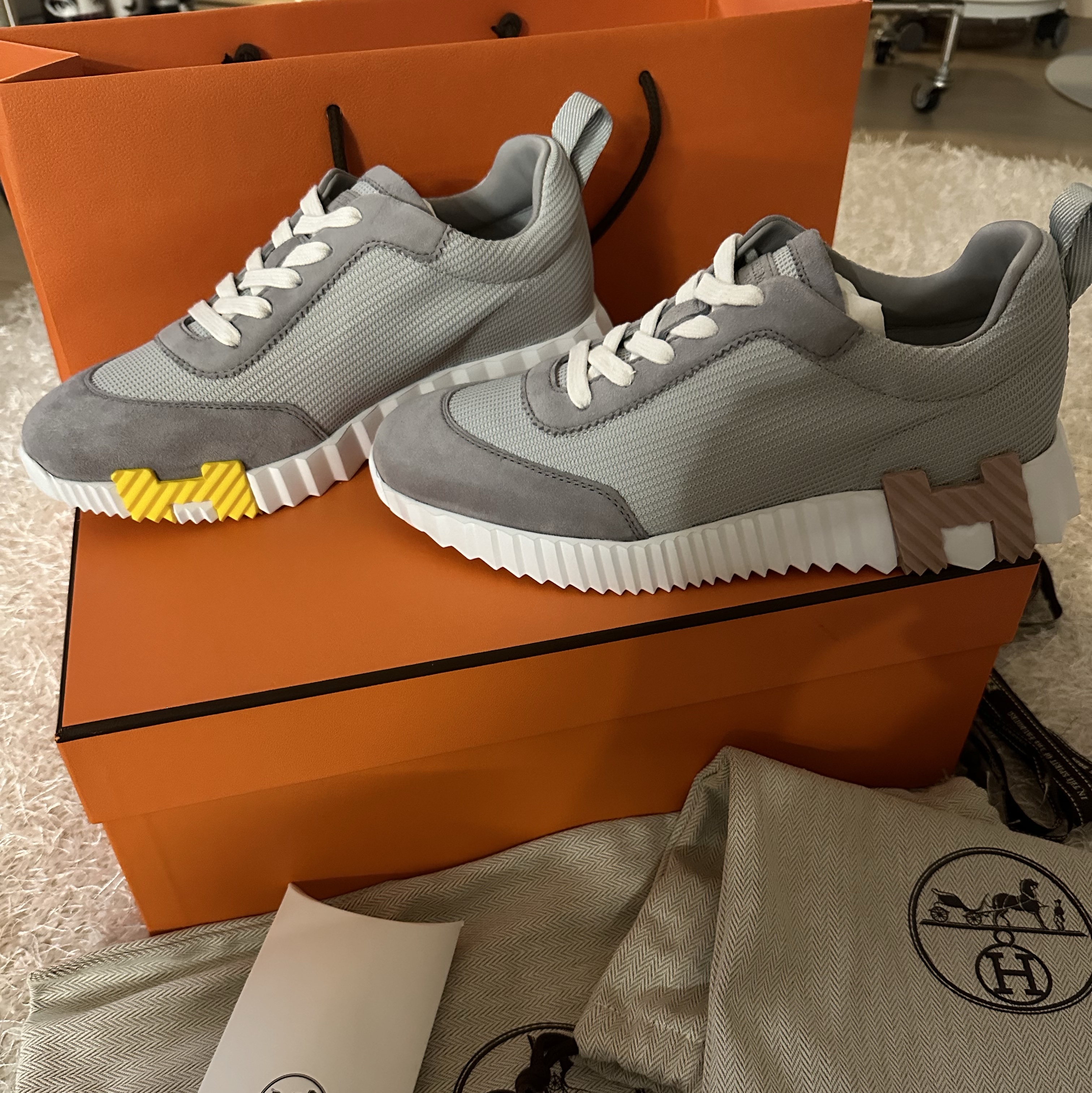 (W) Hermes Bouncing Sneaker Mesh Suede Goatskin & Gris Temperance 착용 스타일 - 2