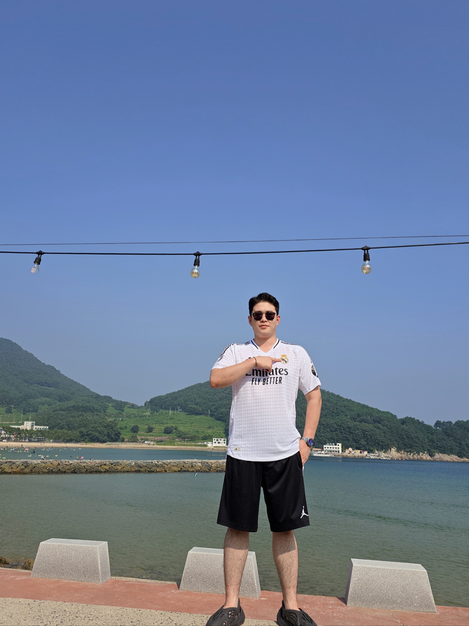Adidas Real Madrid 2024/25 Home Authentic Jersey White - KR Sizing (Non Marking Ver.), Adidas Yeezy Foam RNNR Onyx 착용 스타일