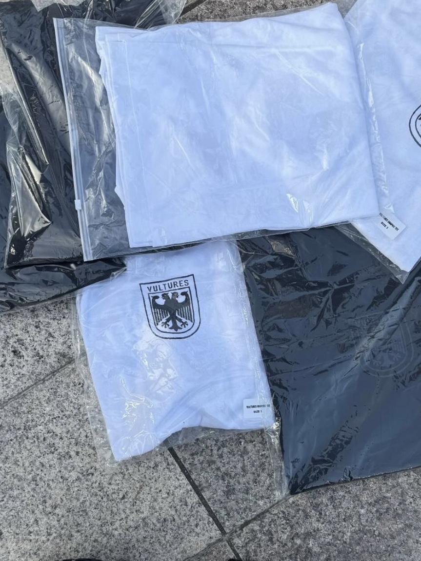 ¥$ Vultures Merch T-Shirt 1 White - Korea Exclusive, ¥$ Vultures Merch Hoodie White - Korea Exclusive 착용 스타일 - 3