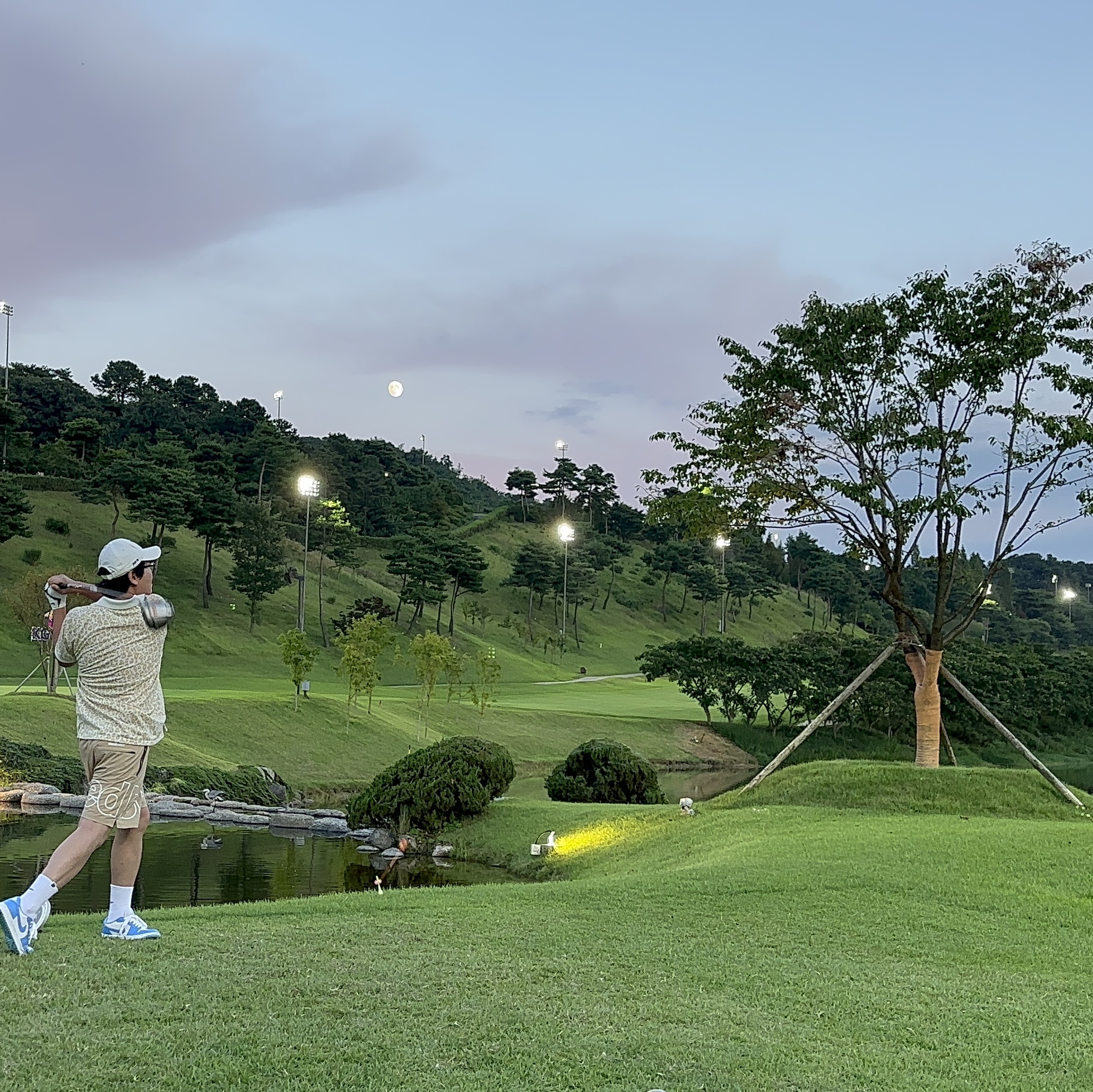 Jordan 1 Low Golf White and University Blue, Nike x Drake Nocta NRG LU L91 Cap White 착용 스타일