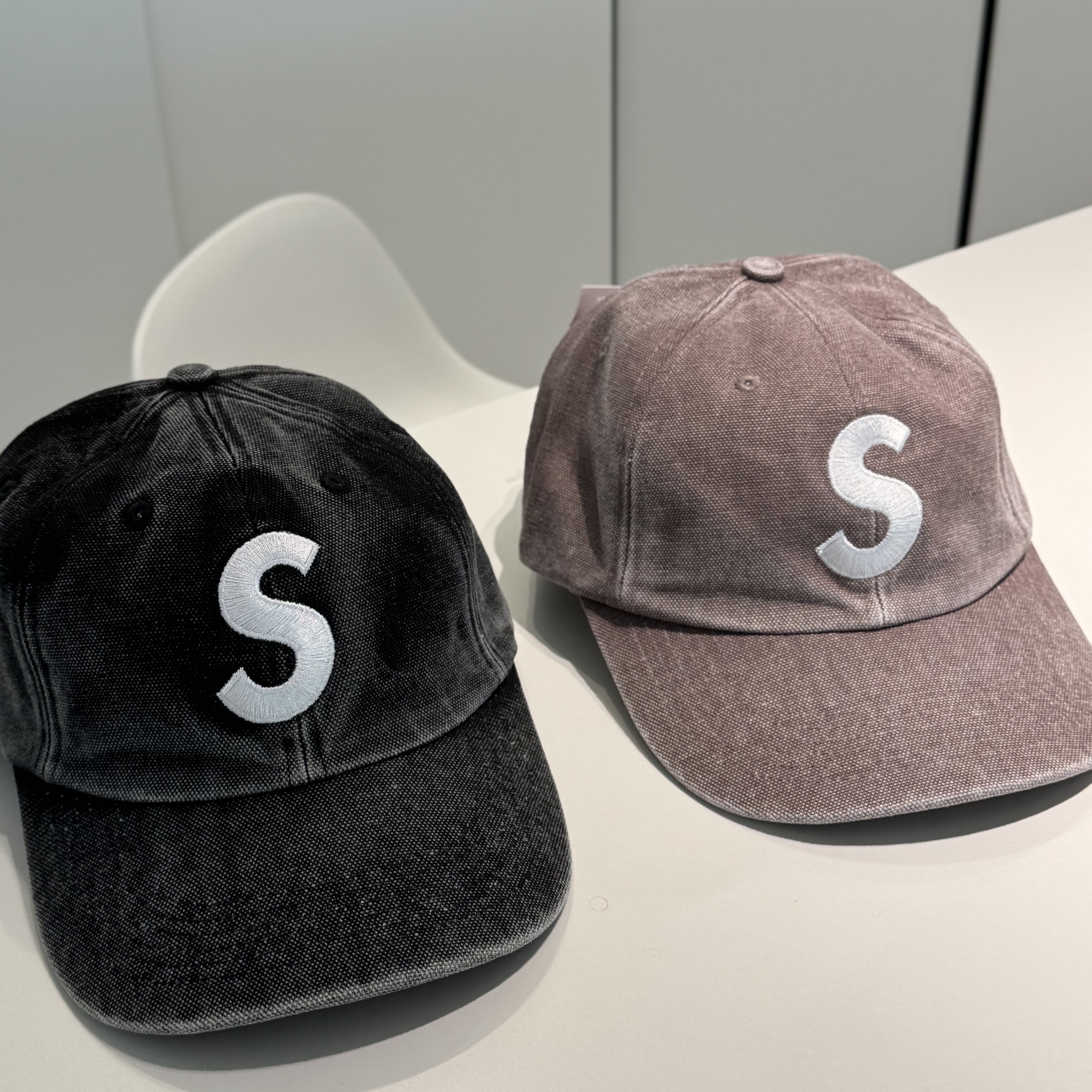 Supreme Pigment S Logo 6-Panel Khaki - 24FW 착용 스타일 - 1