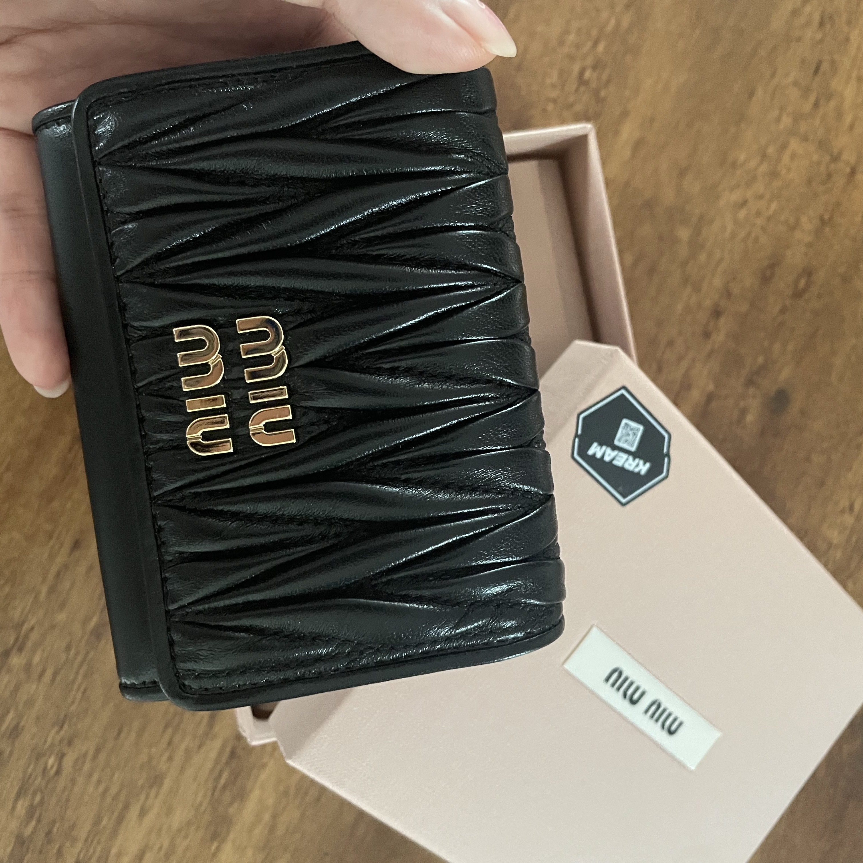 Miu Miu Matelasse Nappa Leather Card Holder Black 착용 스타일 - 2