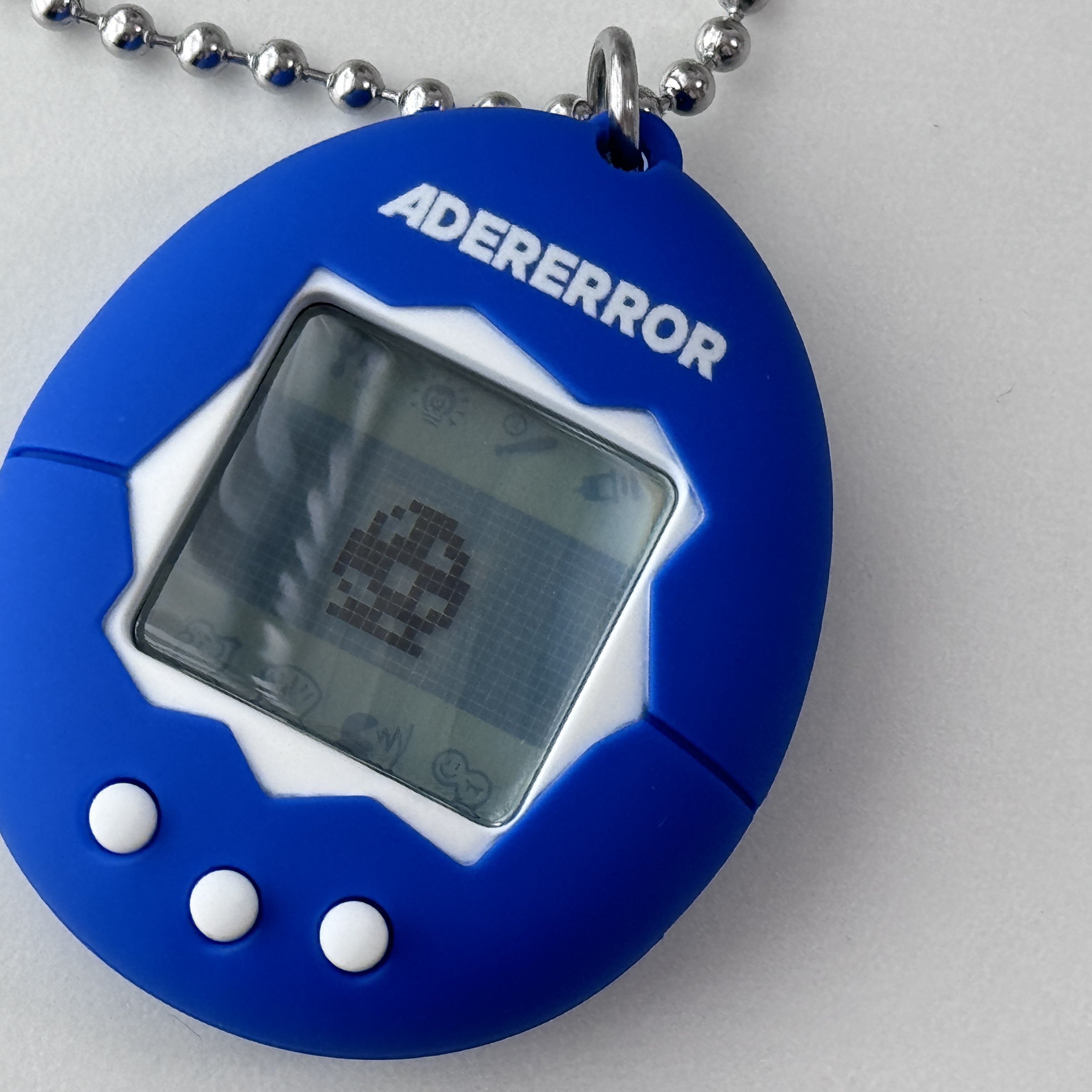 Ader Error x Bandai Original Tamagotchi Z-Blue 착용 스타일 - 2
