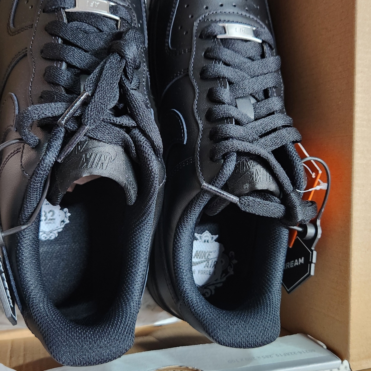 (W) Nike Air Force 1 '07 Low Triple Black 착용 스타일