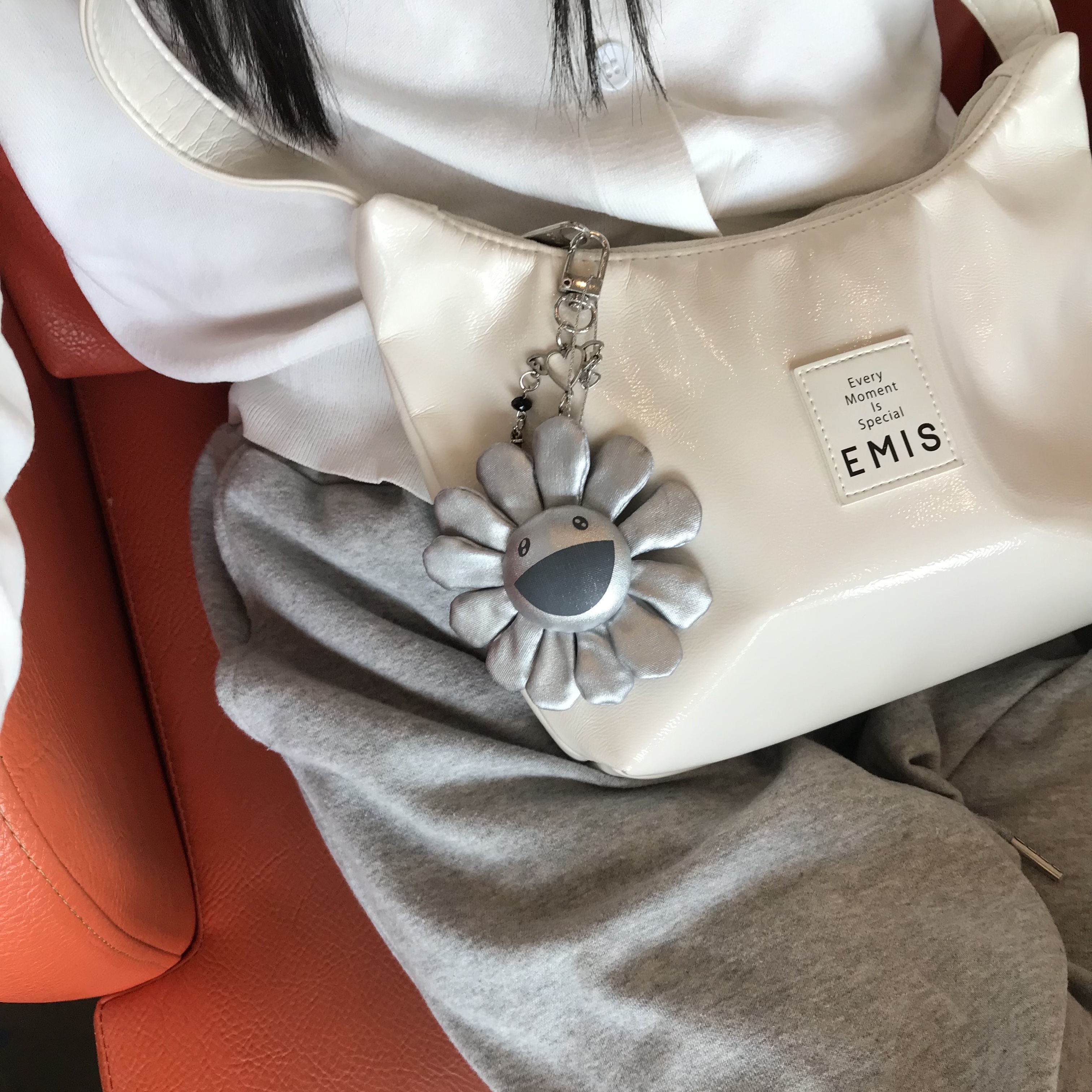 Emis Enamel Hobo Bag Ivory 착용 스타일