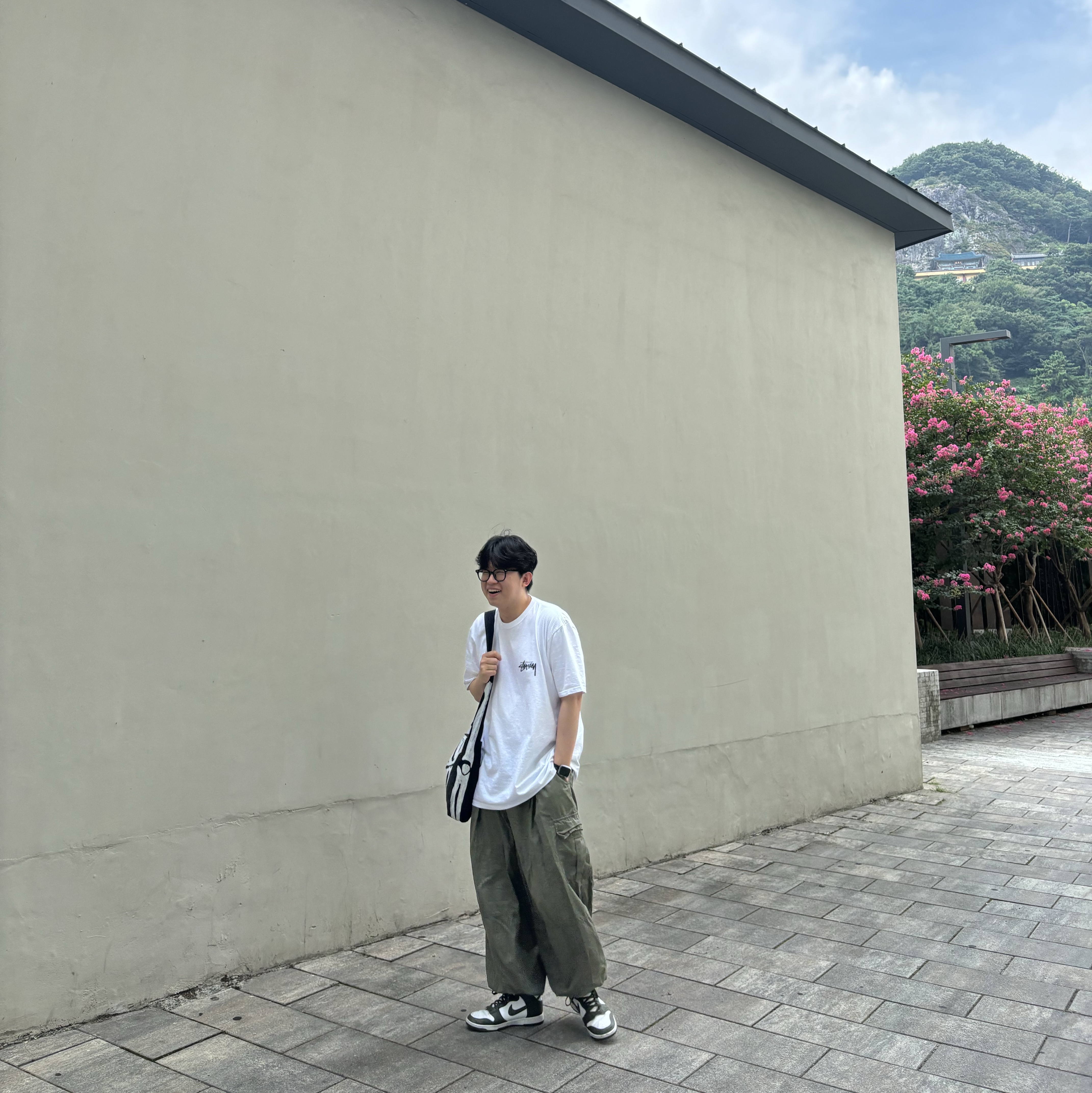 Stussy Cherries T-Shirt White, Kapital 14 oz. Denim Bone Print Book Bag Black 착용 스타일 - 3