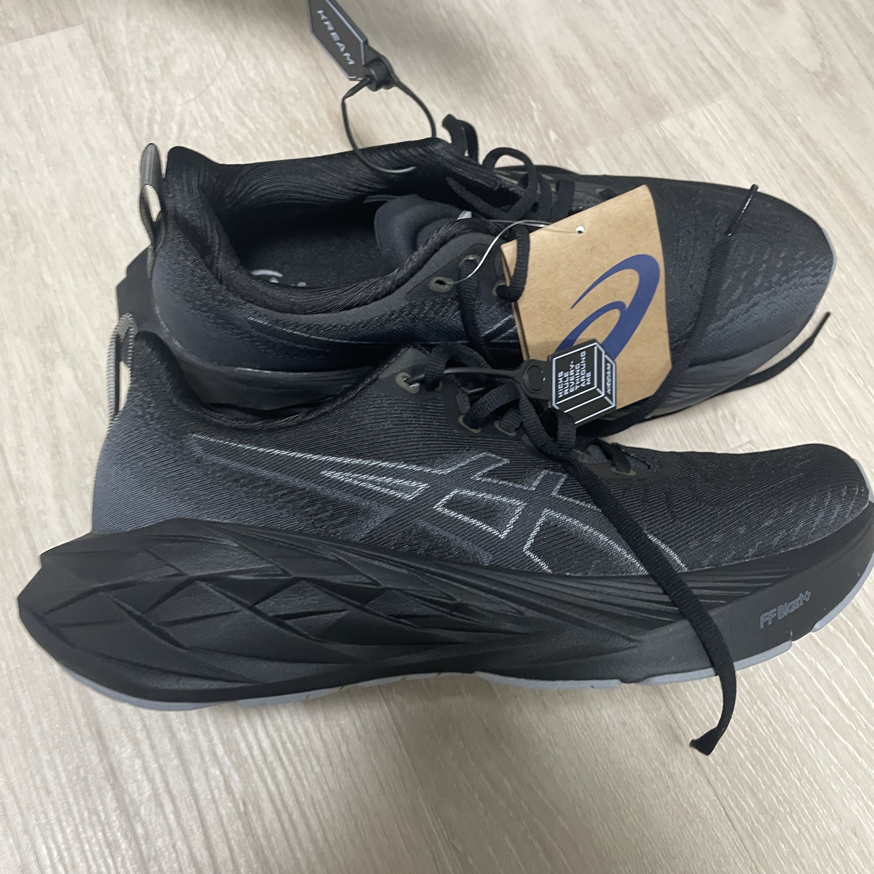 Asics Novablast 4 Black Graphite Grey 착용 스타일