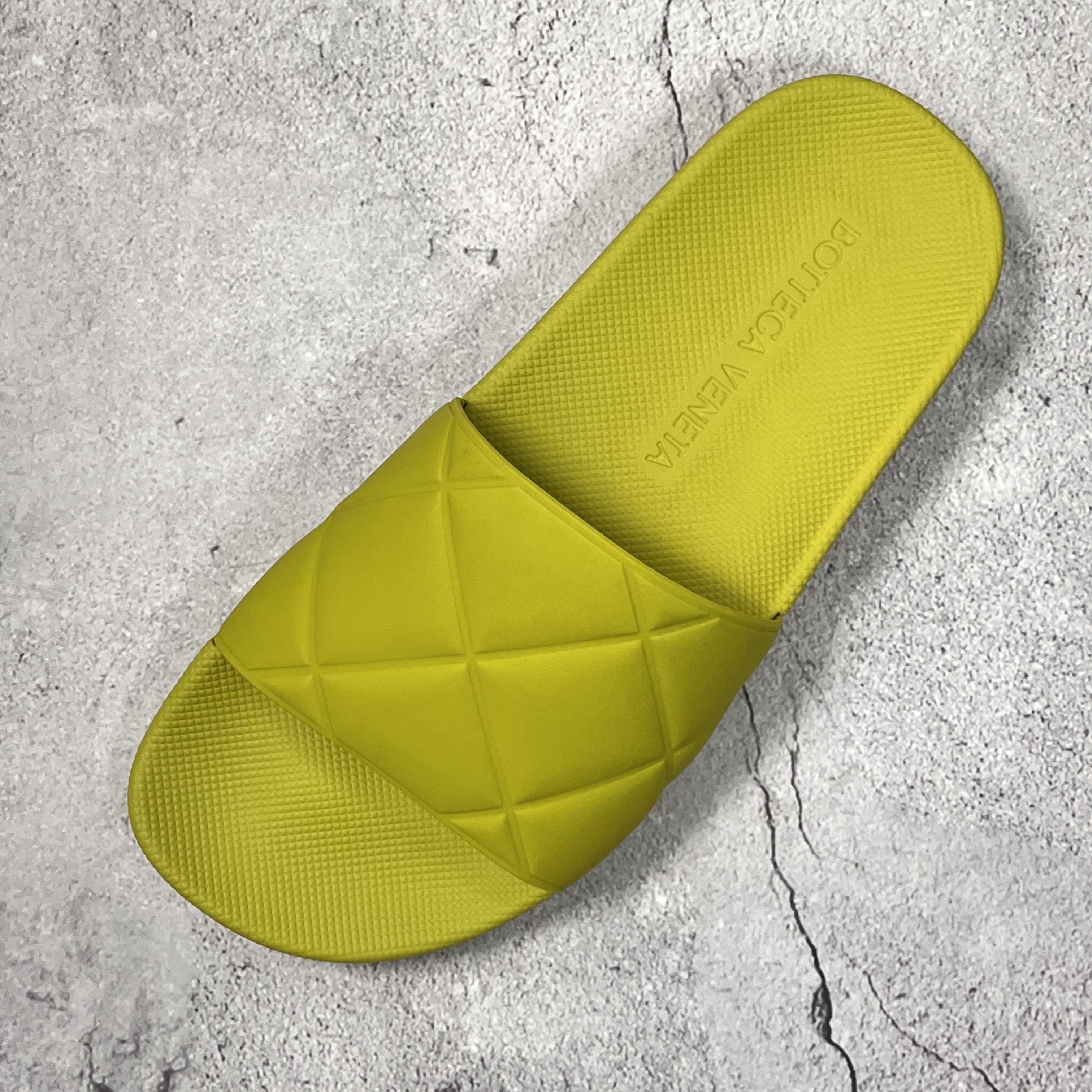 Bottega Veneta Rubber Slider Kiwi 착용 스타일 - 2