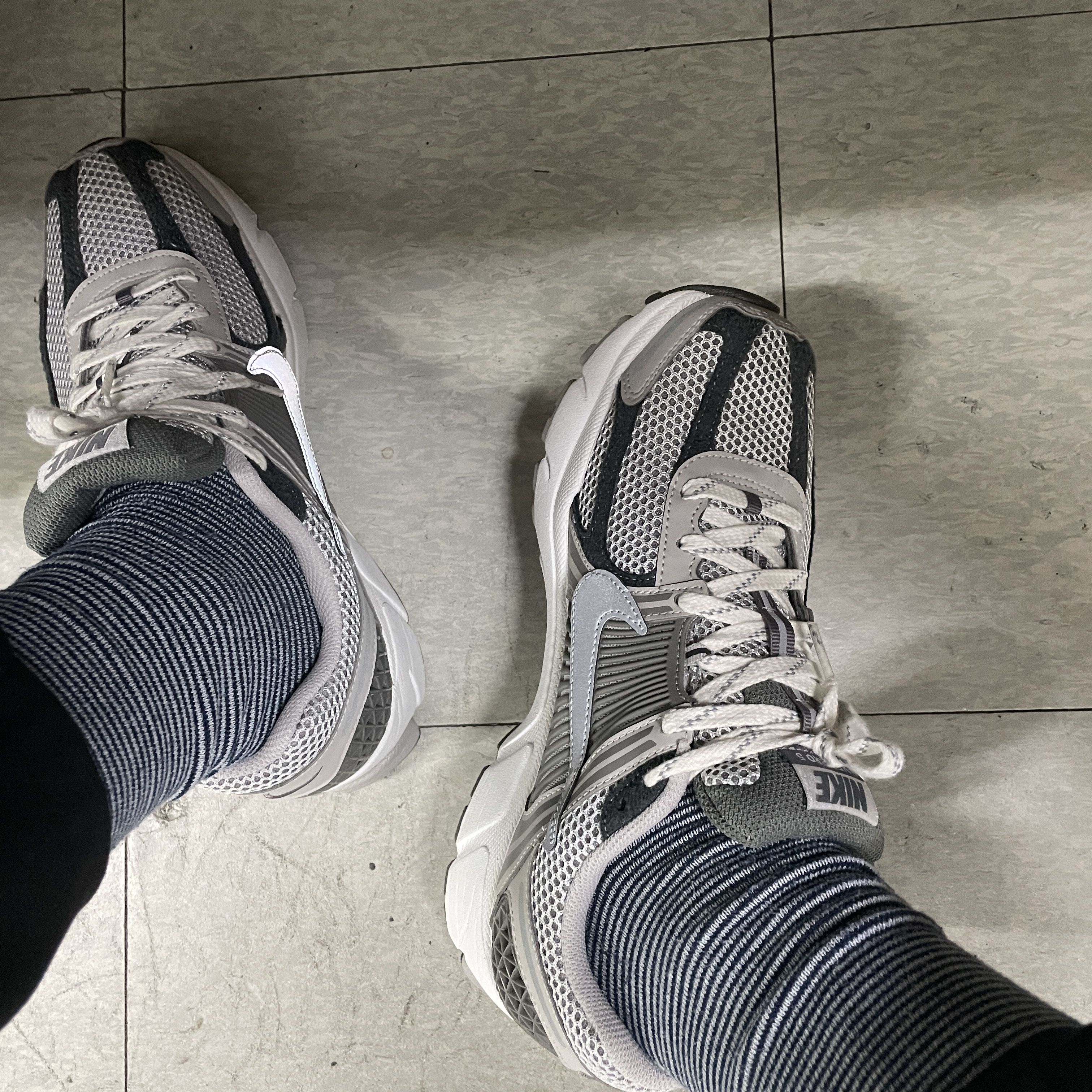 Nike Zoom Vomero 5 PRM Light Iron Ore and Flat Fewter 착용 스타일 - 1