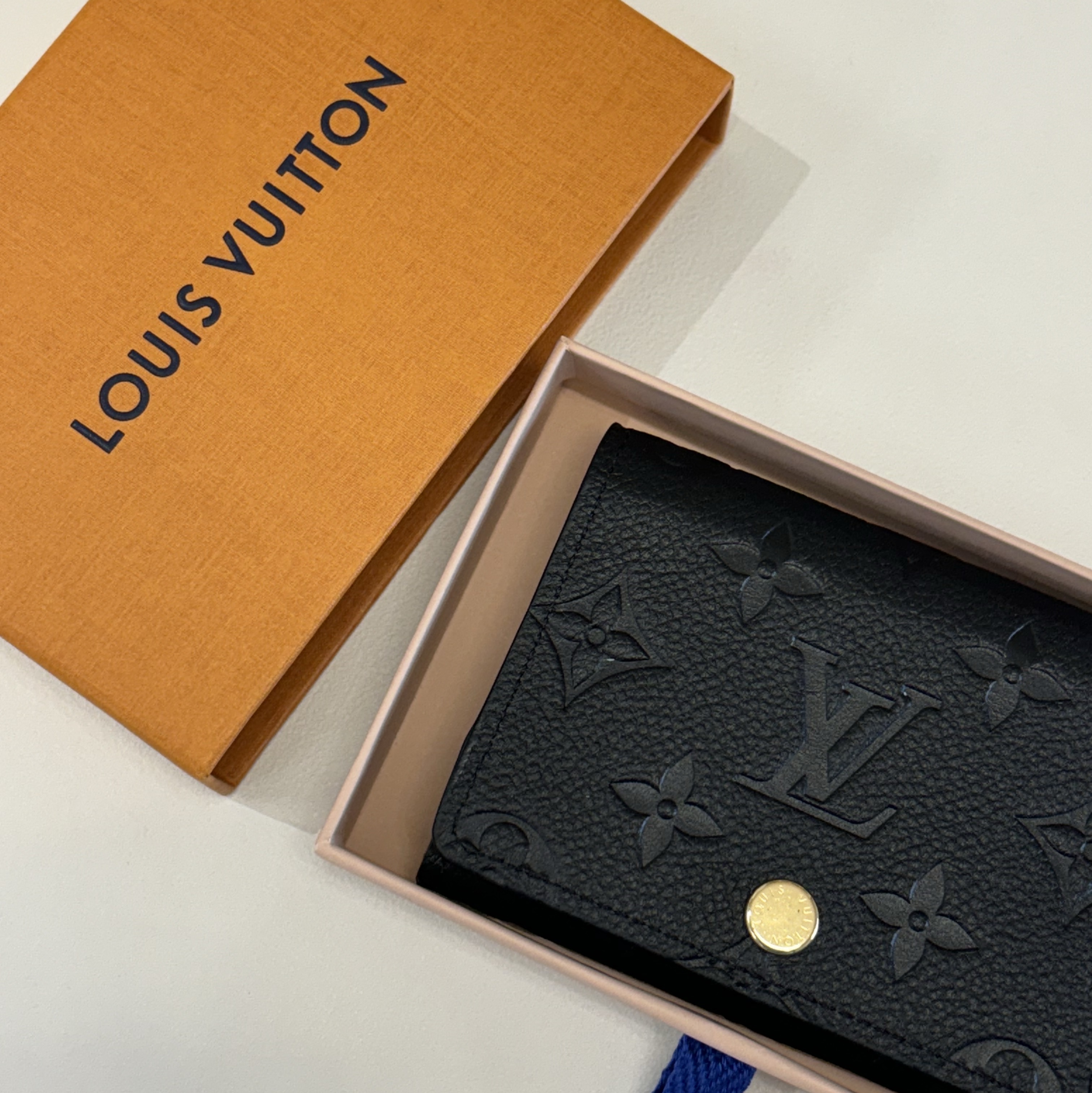 Louis Vuitton Business Card Holder Monogram Embossed Leather Black 착용 스타일