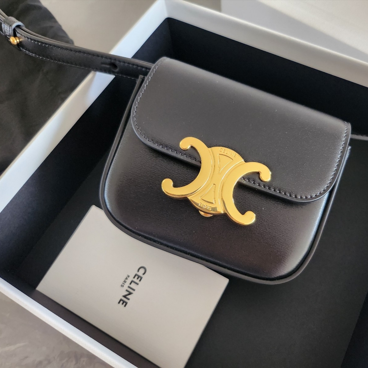 Celine Mini Claude in Shiny Calfskin Black 착용 스타일 - 4