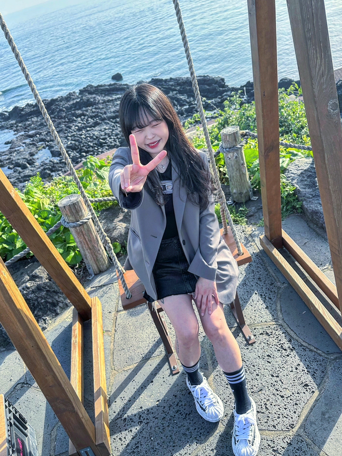 (W) Diesel T-Angie Peekaboo Logo T-Shirt Black, Maison Mihara Yasuhiro Blakey OG Sole OH Canvas Low-top Sneakers Black 착용 스타일 - 1