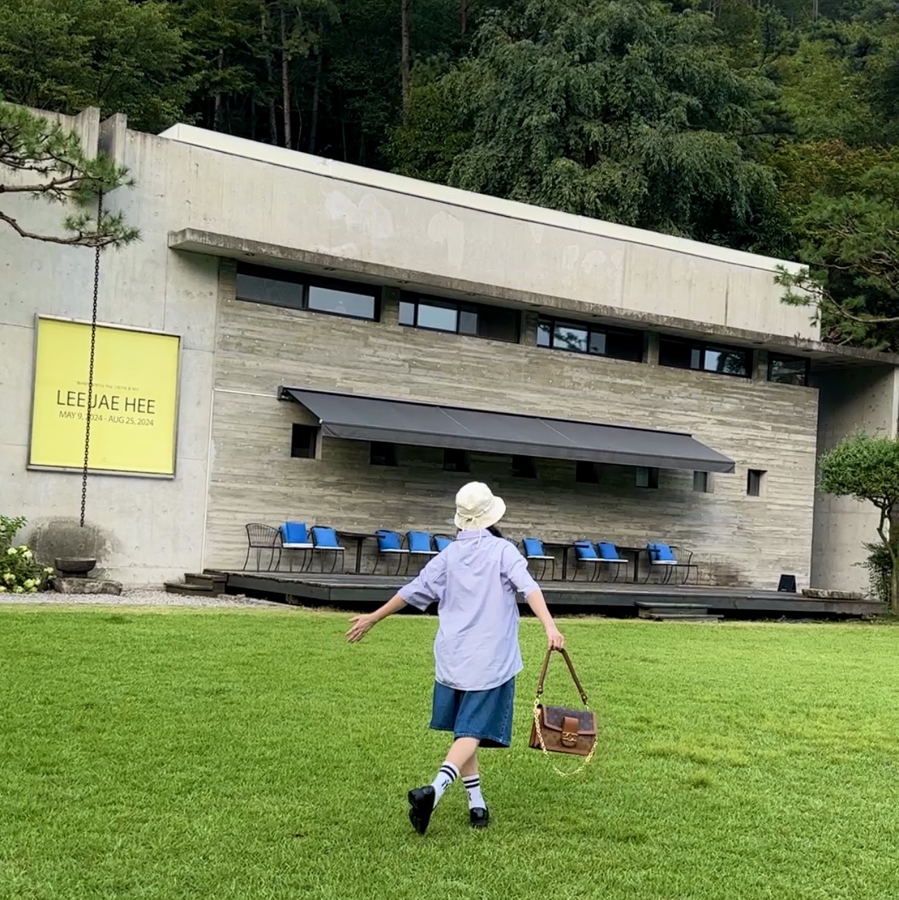 Jacquemus Le Bob Gadjo Bow Bucket Hat Off White 착용 스타일 - 4