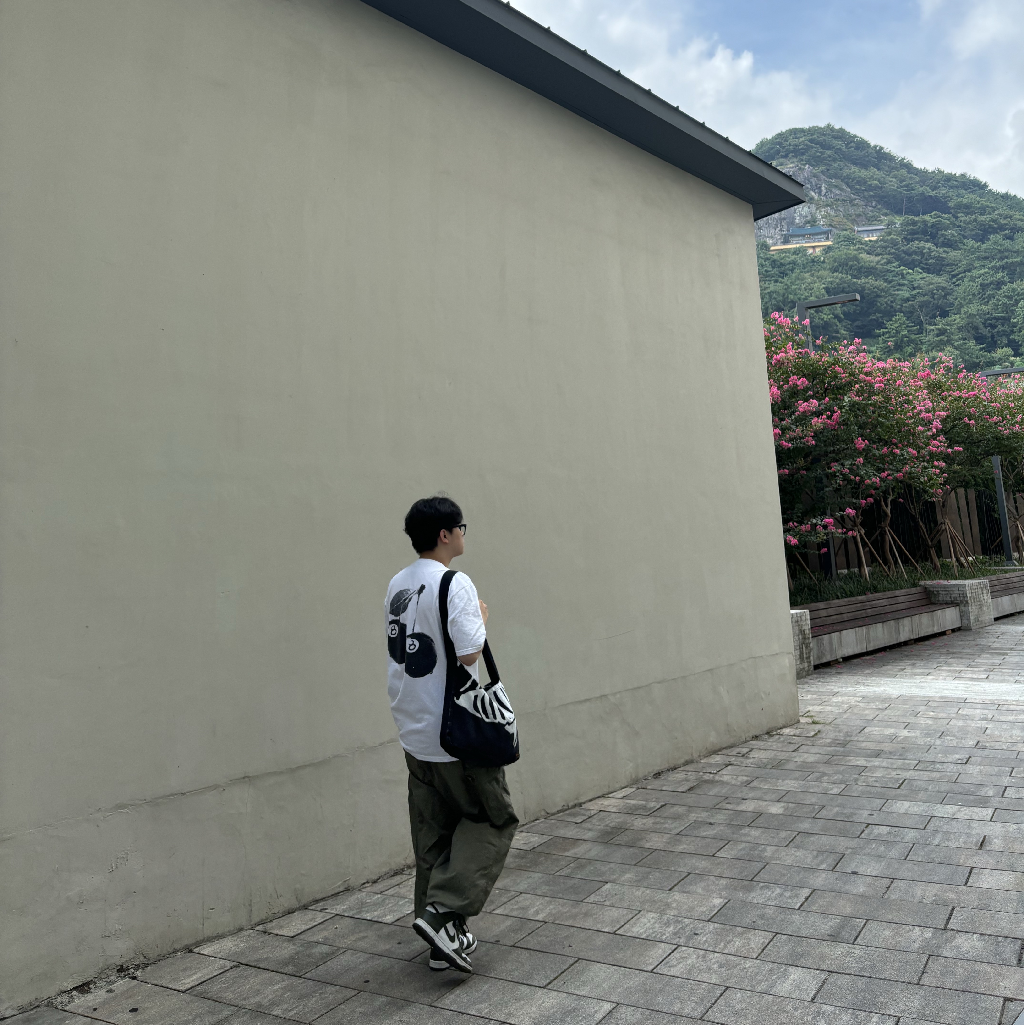 Stussy Cherries T-Shirt White, Kapital 14 oz. Denim Bone Print Book Bag Black 착용 스타일 - 2