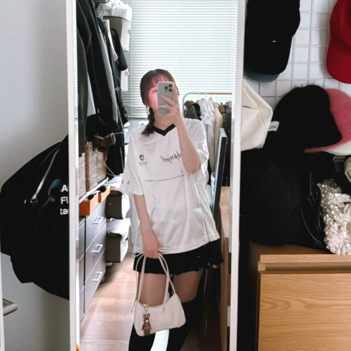 (W) Glowny Everyday G Socks White, (W) Zara Box Pleat Skorts Black 착용 스타일