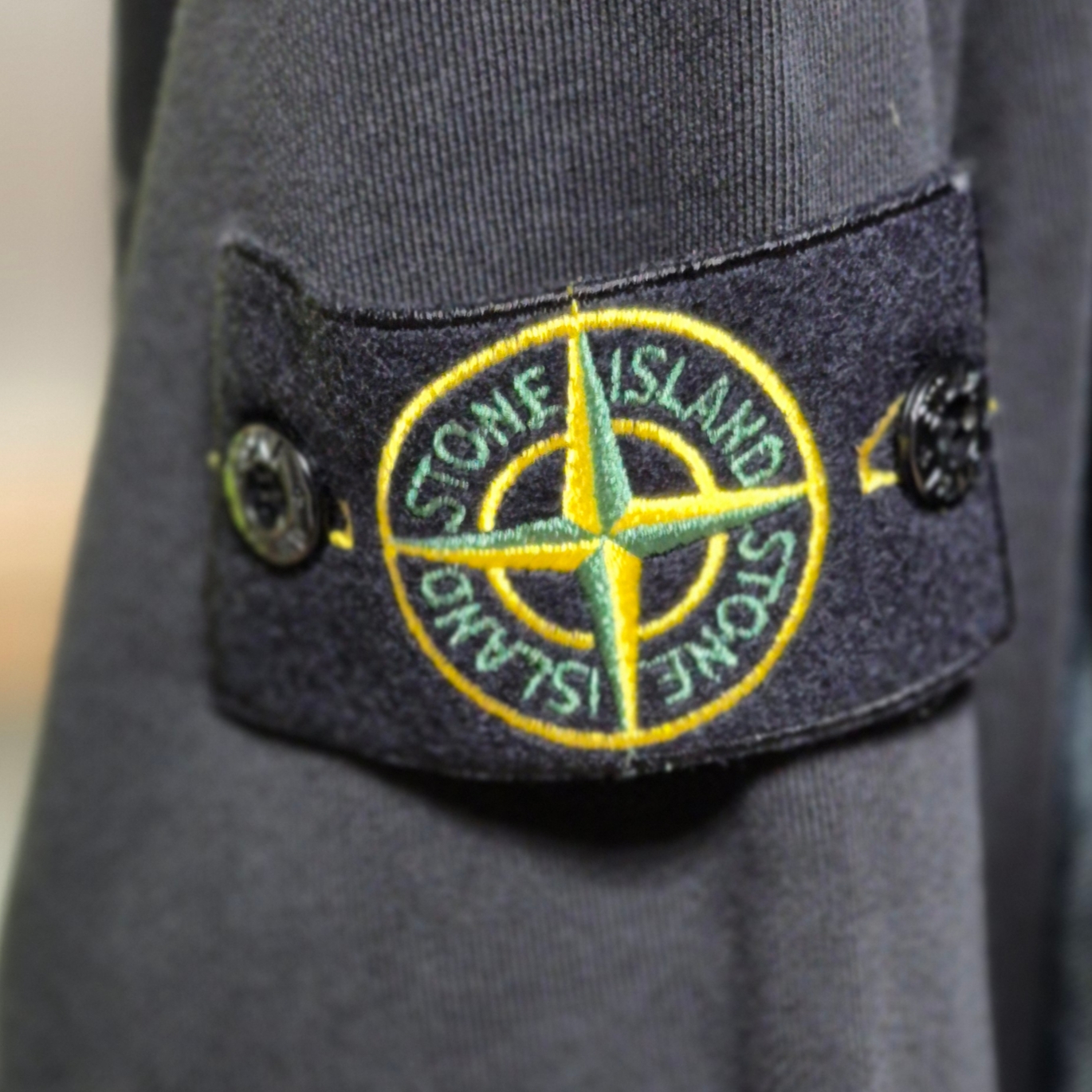 Stone Island 63051 Cotton Fleece Garment Dyed Sweatshirt Black - 24SS 착용 스타일 - 2