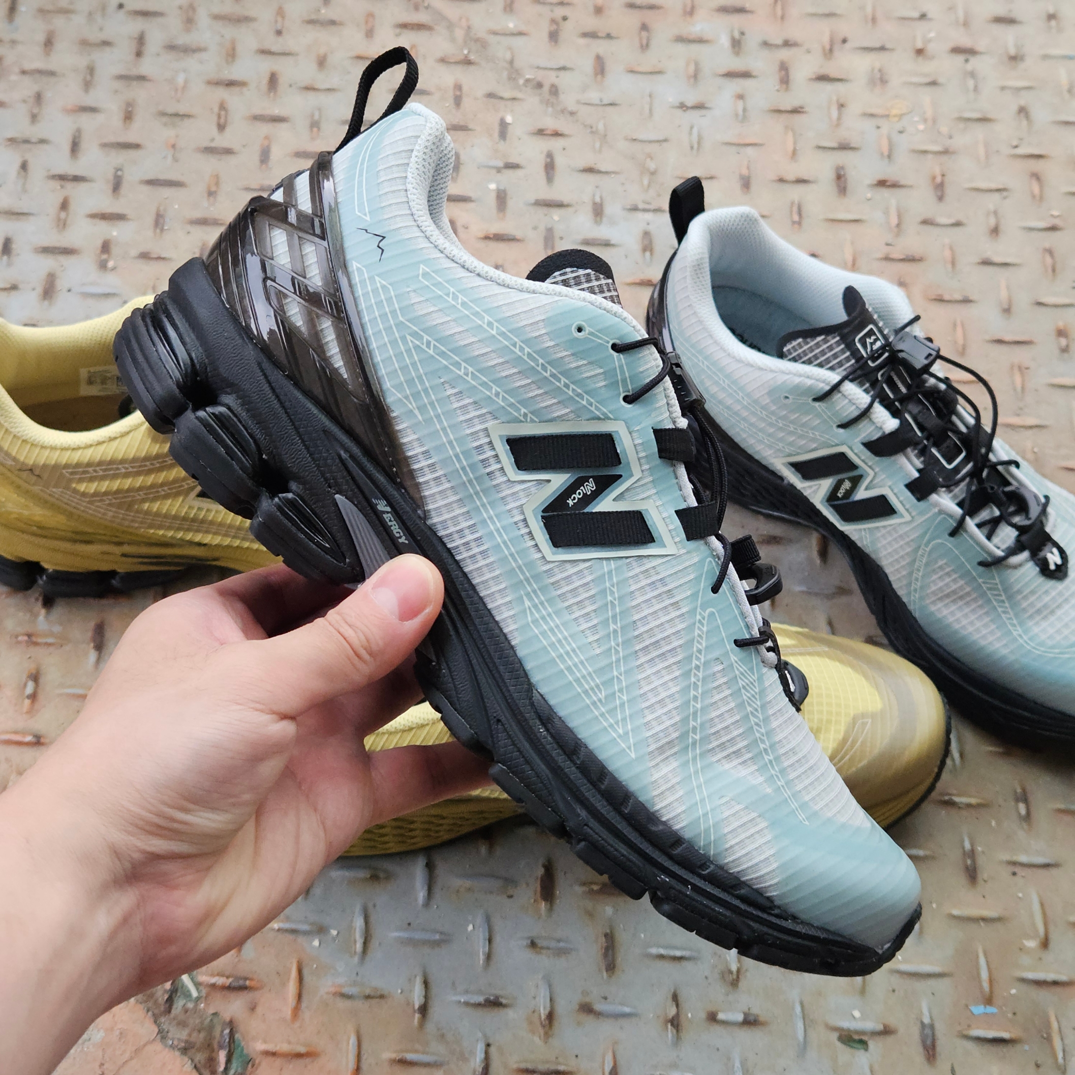New Balance x Cayl 1906R Blue, New Balance x Cayl 1906R Yellow 착용 스타일 - 3