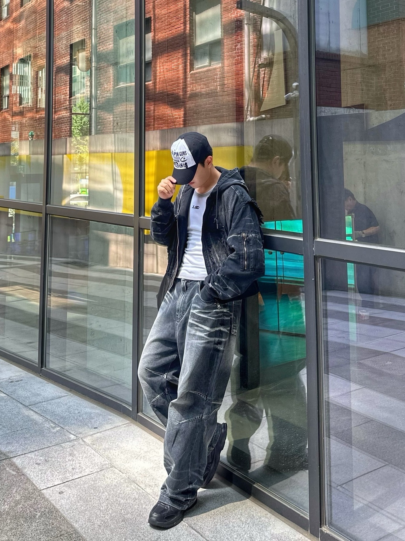 BLR Embossed Wave Washing Wide Denim Pants Blue 착용 스타일