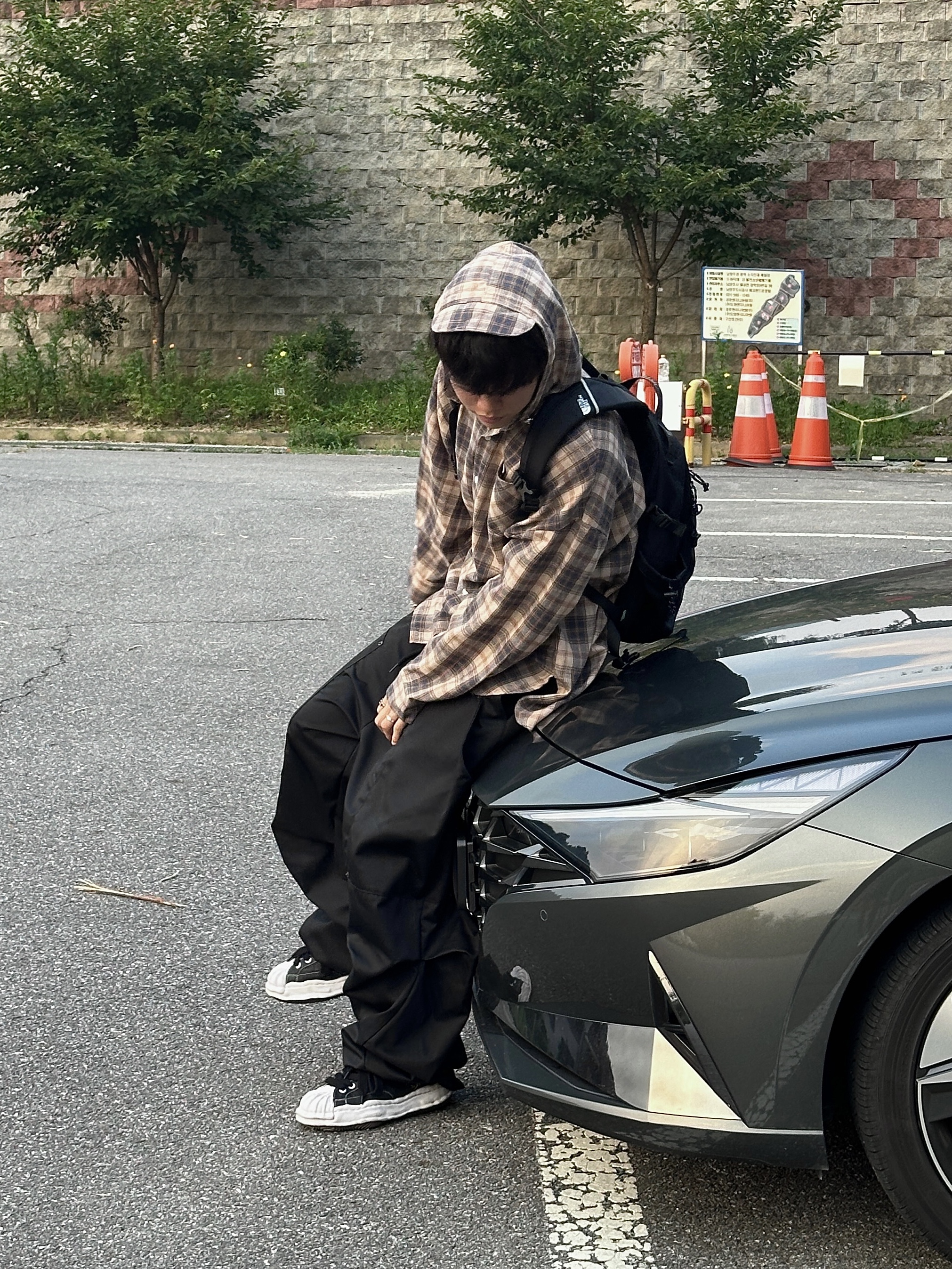 Maison Mihara Yasuhiro Blakey OG STC Sole Paper Like Leather Low-top Sneakers Black 착용 스타일 - 5