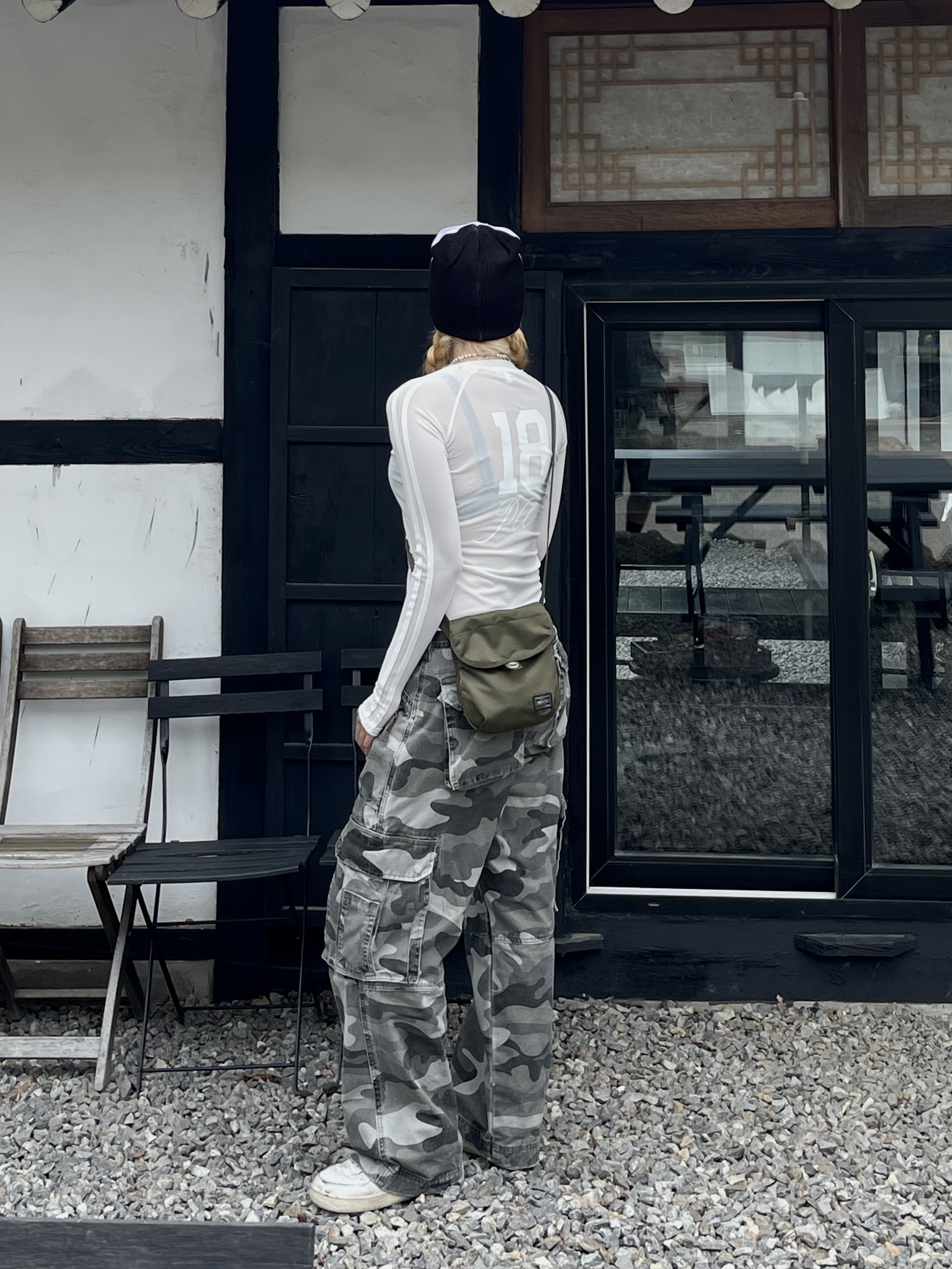 Nike Air Force 1 '07 Low White, Porter Frame Shoulder Bag Khaki 착용 스타일 - 2