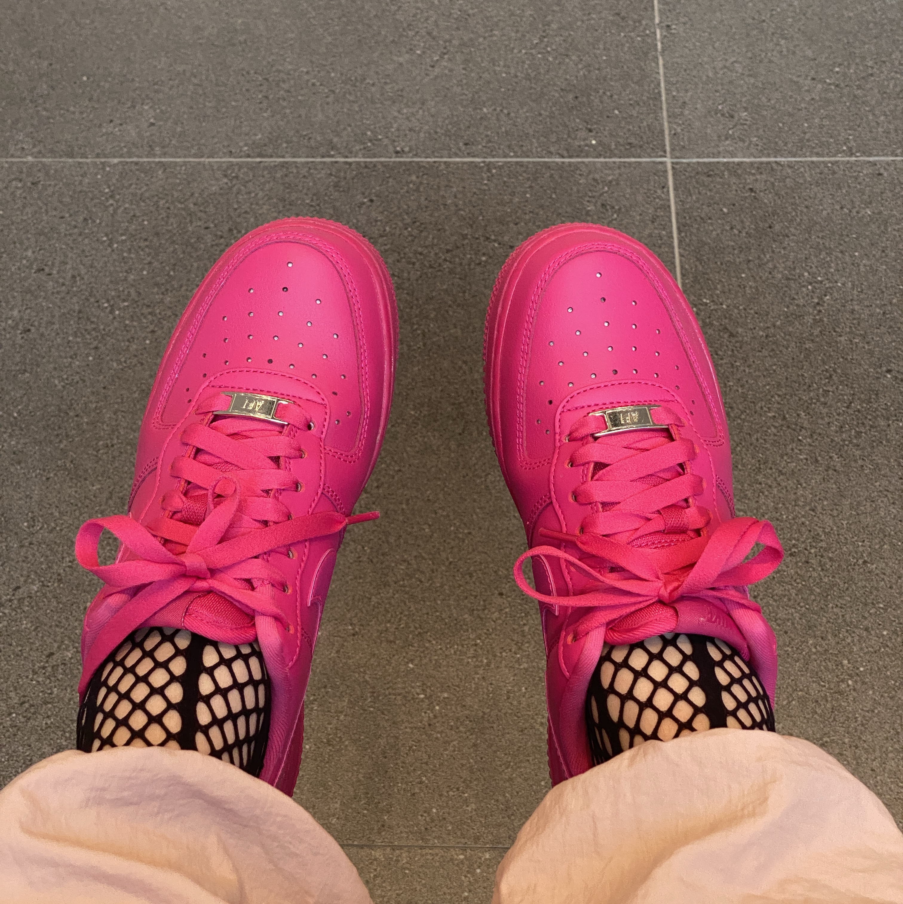 (W) Nike Air Force 1 '07 Fireberry Fierce Pink 착용 스타일 - 1