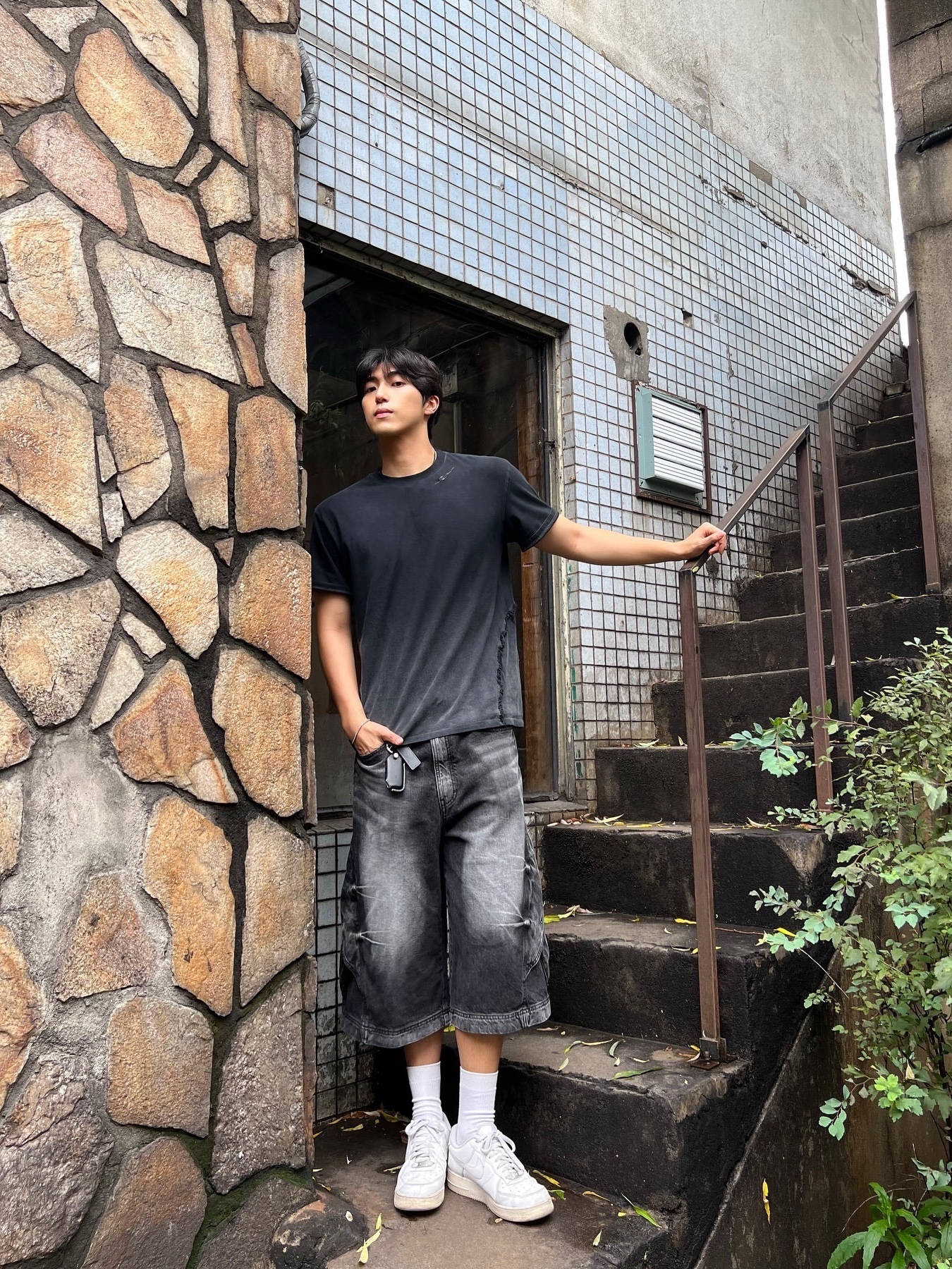 BLR Curved Cover Cargo Bermuda Washing Denim Pants Black 착용 스타일