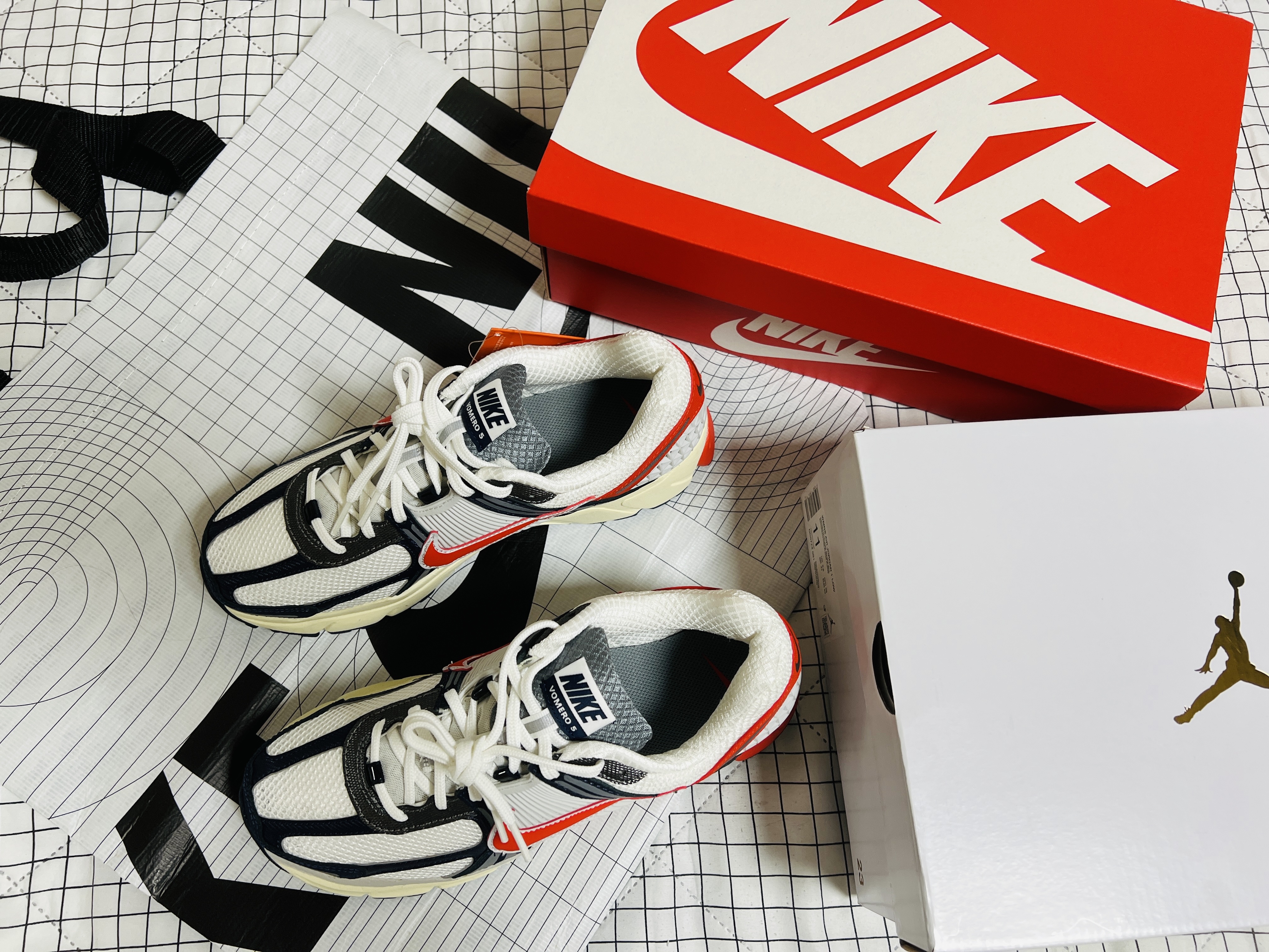 Nike Zoom Vomero 5 Photon Dust Picante Red 착용 스타일 - 2