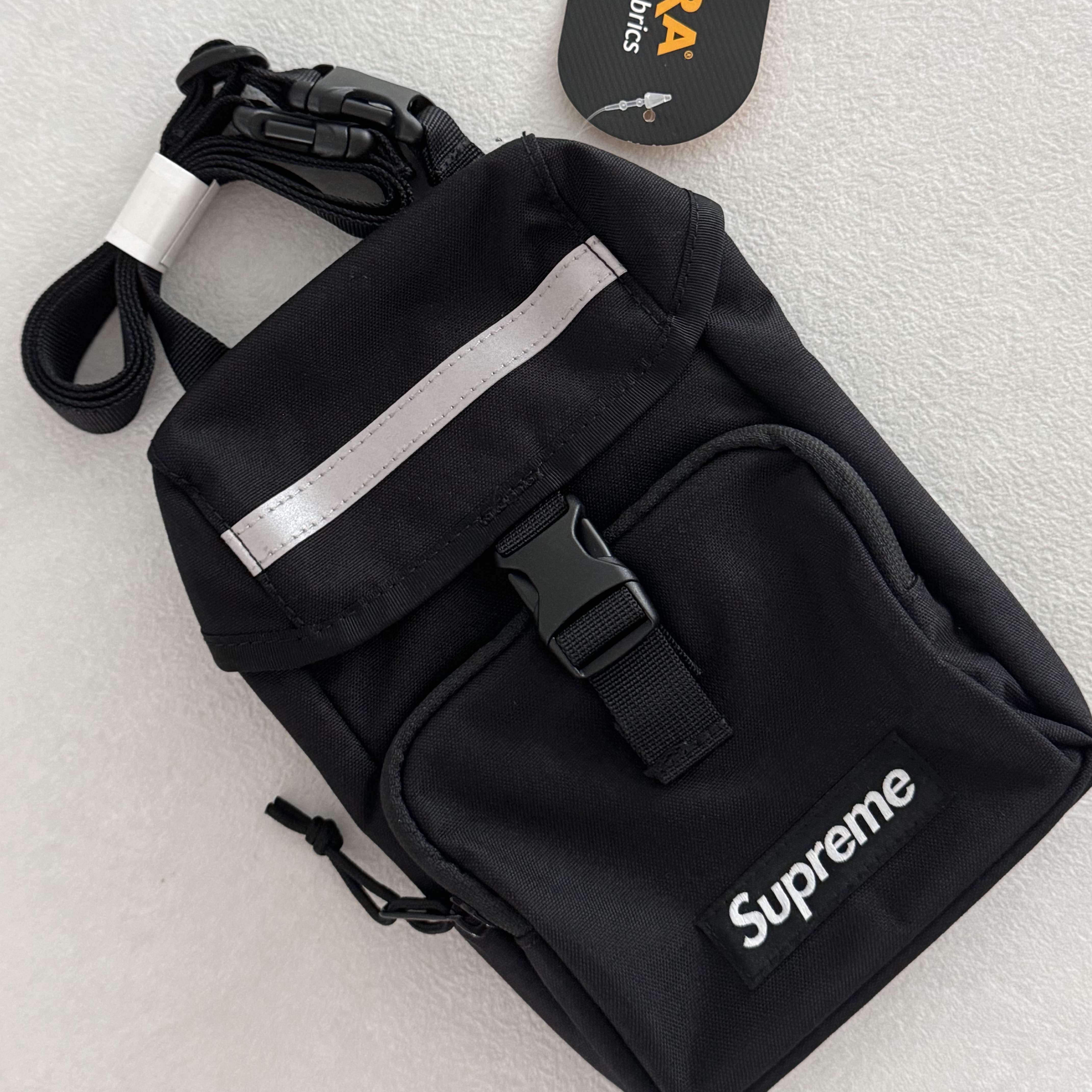 Supreme Camera Bag Black - 24FW 착용 스타일