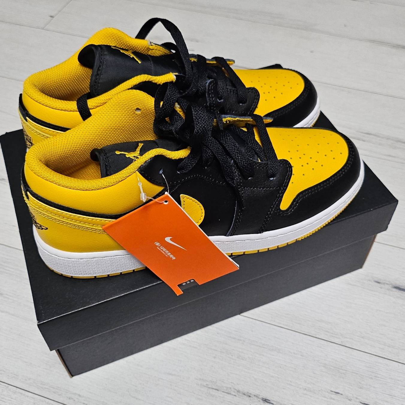 (GS) Jordan 1 Low Black Yellow Ochre, Jordan 1 Low SE White Industrial Blue 착용 스타일 - 1