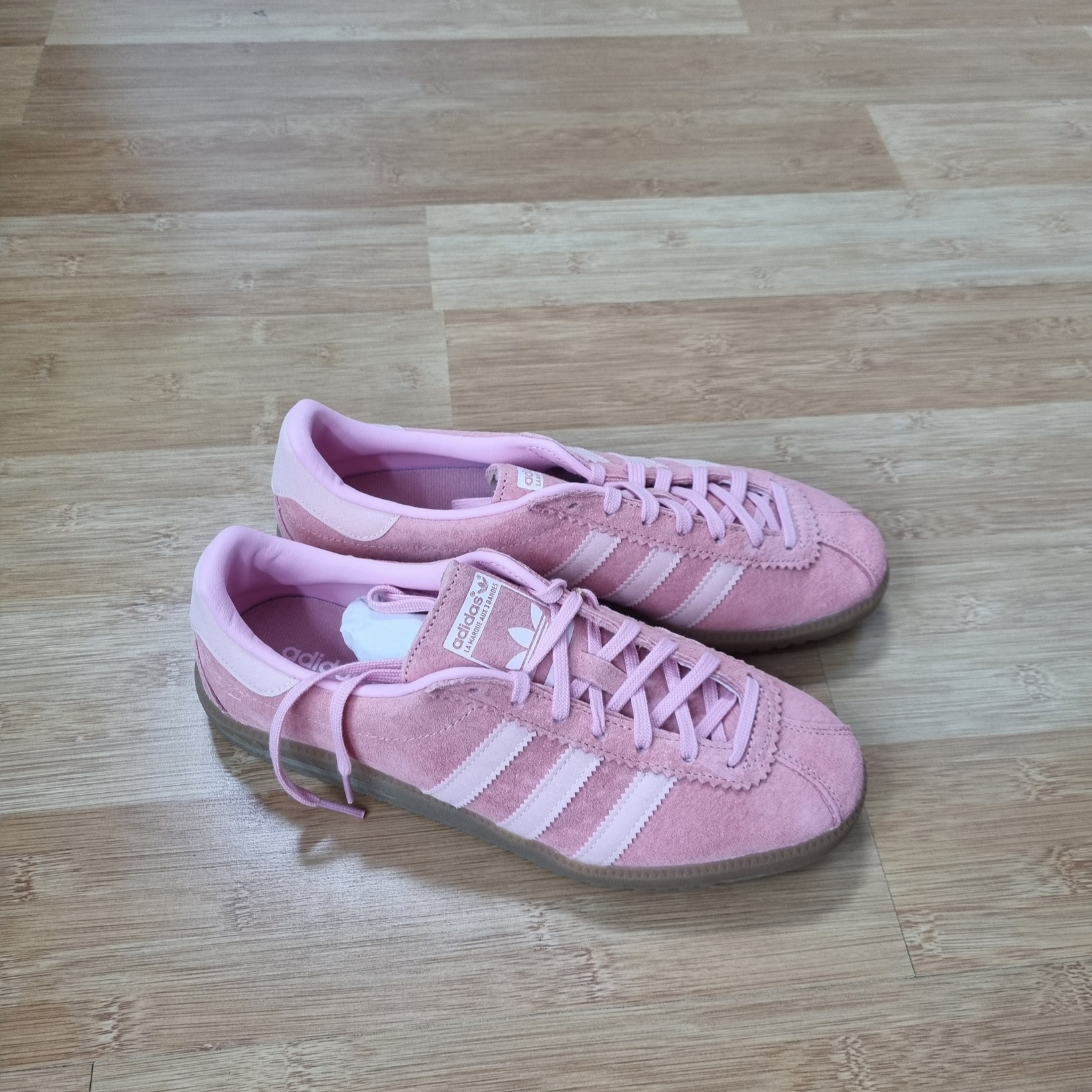 Adidas Bermuda Glow Pink 착용 스타일