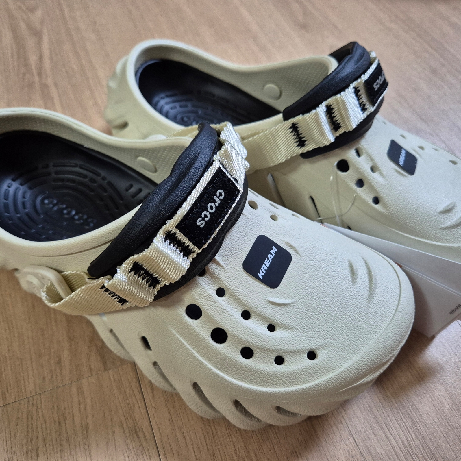 Crocs Echo Clog Bone Black 착용 스타일 - 1
