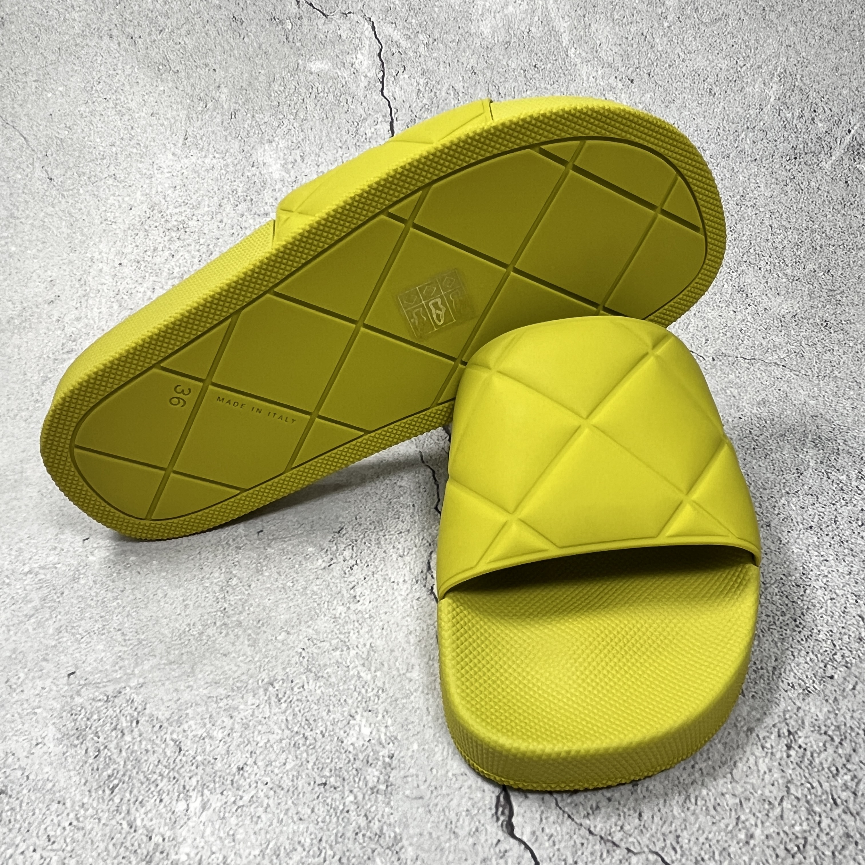 Bottega Veneta Rubber Slider Kiwi 착용 스타일 - 4