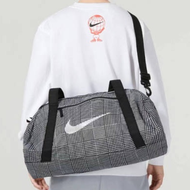 Nike Gym Club Checked Duffel Bag 24L Sail Black 착용 스타일