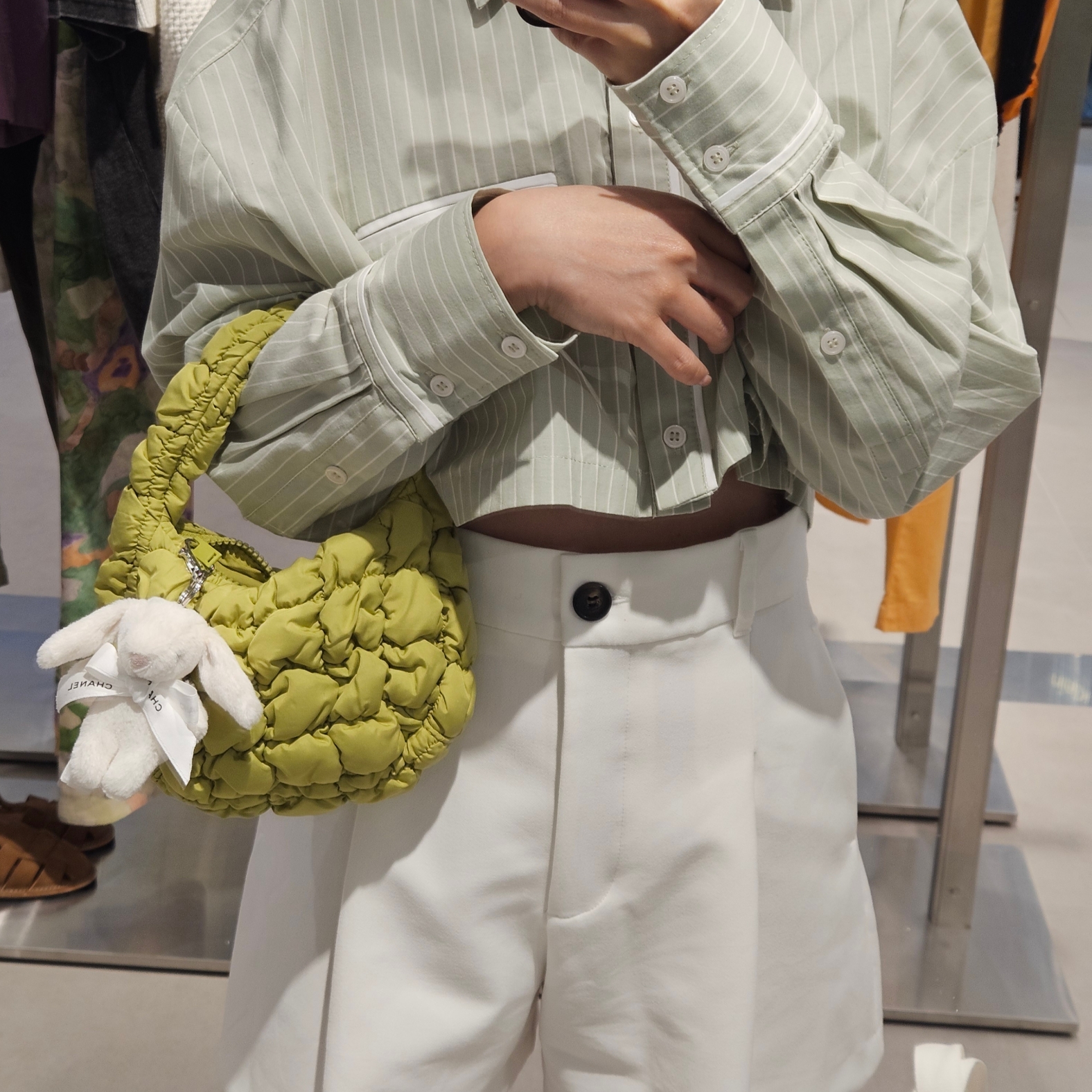 COS Quilted Micro Bag Green, Jellycat Bashful Bunny Bag Charm Cream 착용 스타일 - 3