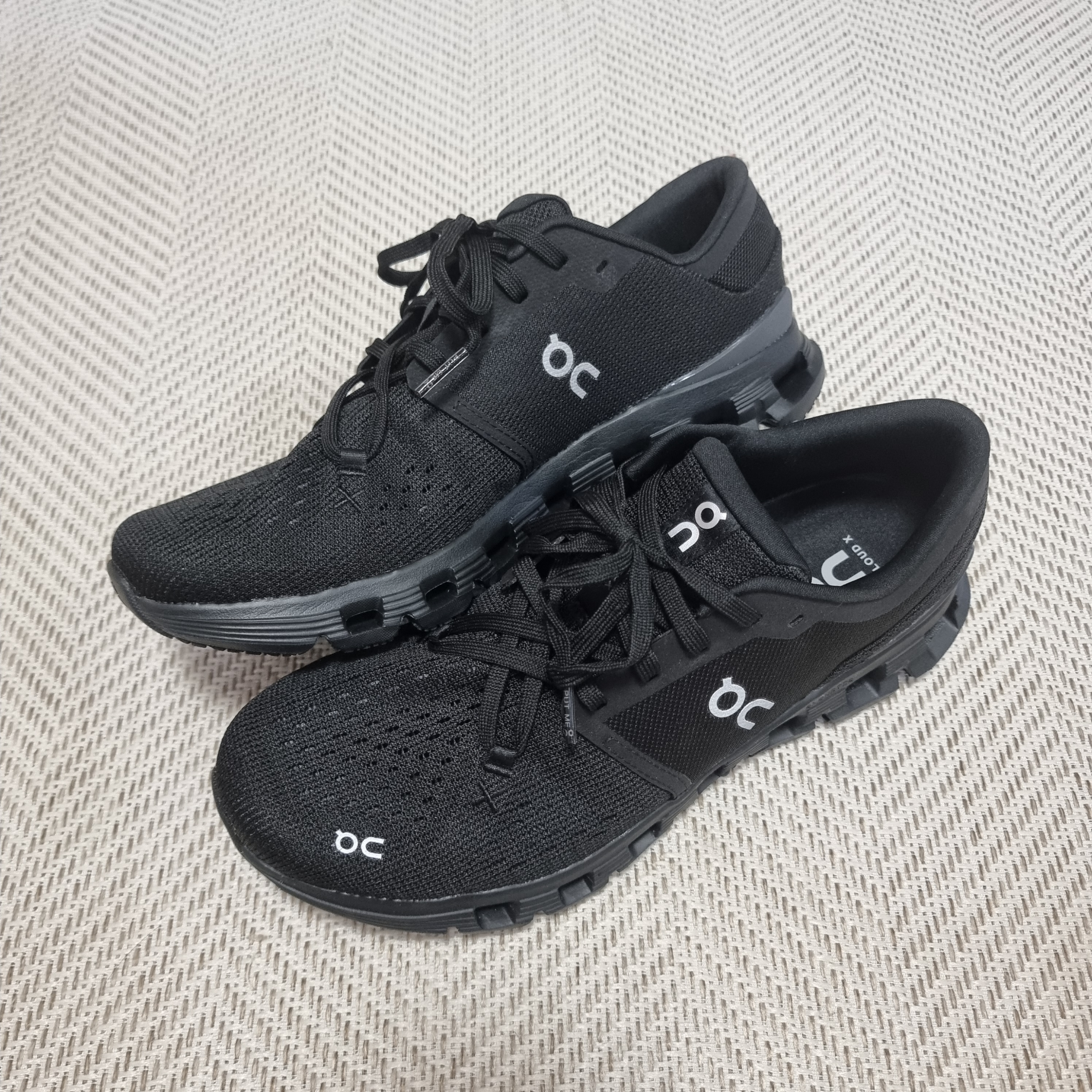 On Running Cloud X 4 Black Eclipse 착용 스타일