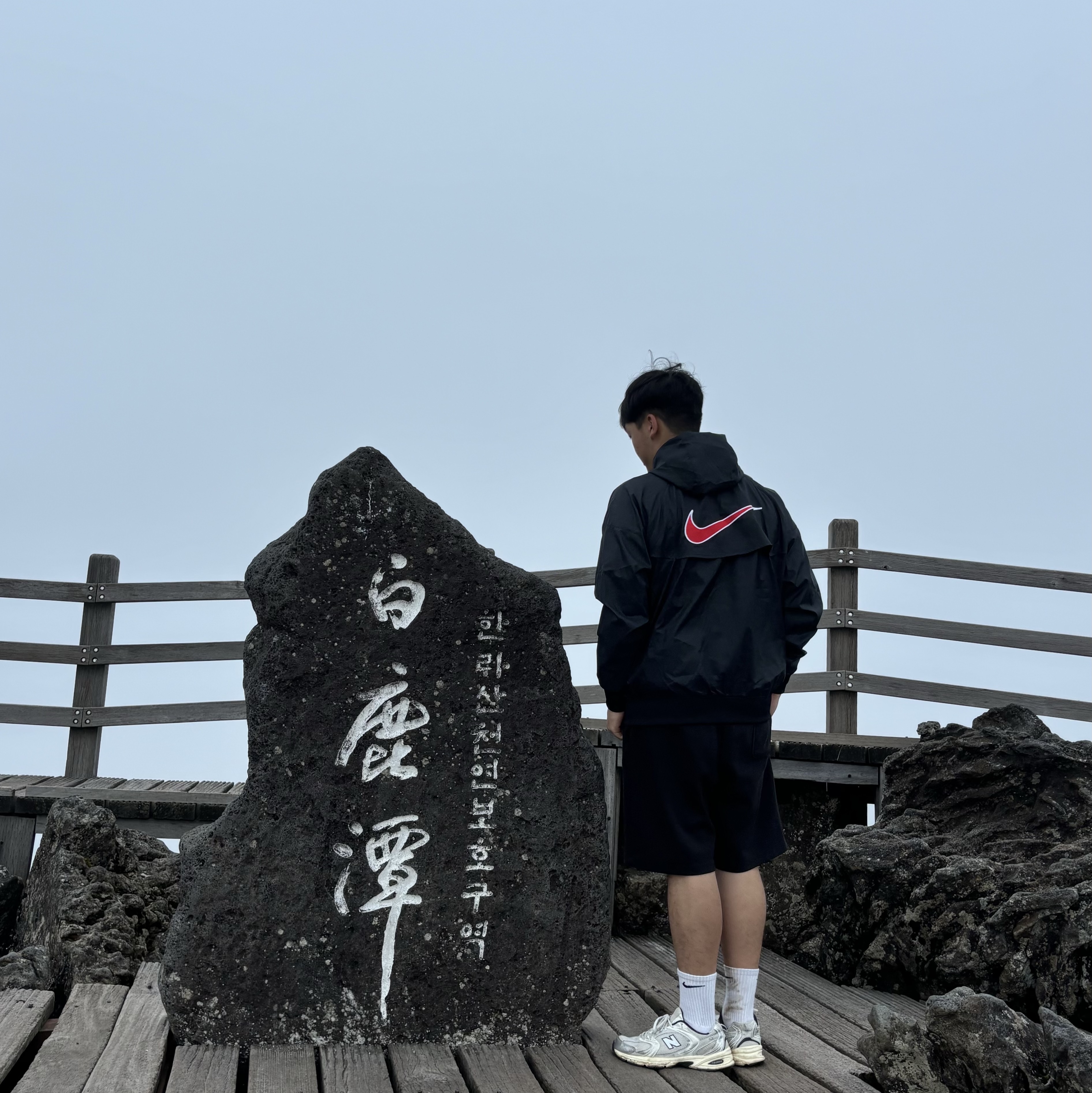 Nike Windrunner Woven Legend Jacket Black - Asia, New Balance 530 Silver Cream 착용 스타일