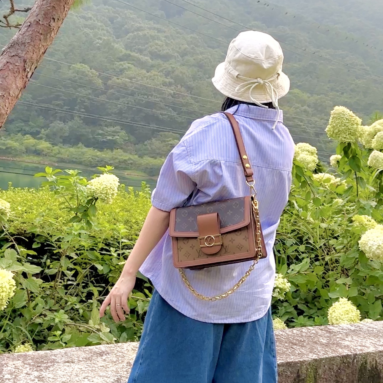 Jacquemus Le Bob Gadjo Bow Bucket Hat Off White 착용 스타일 - 3