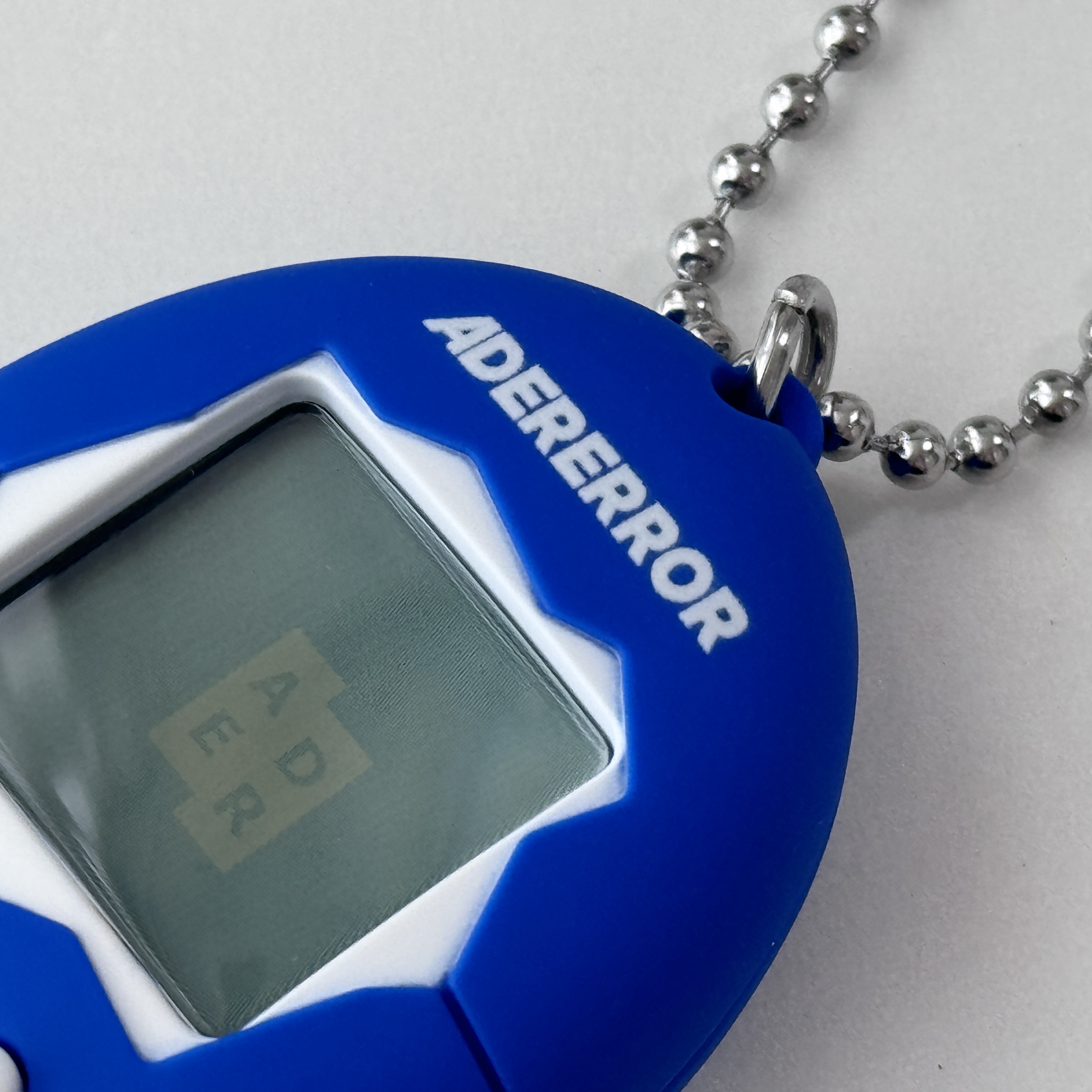 Ader Error x Bandai Original Tamagotchi Z-Blue 착용 스타일 - 1