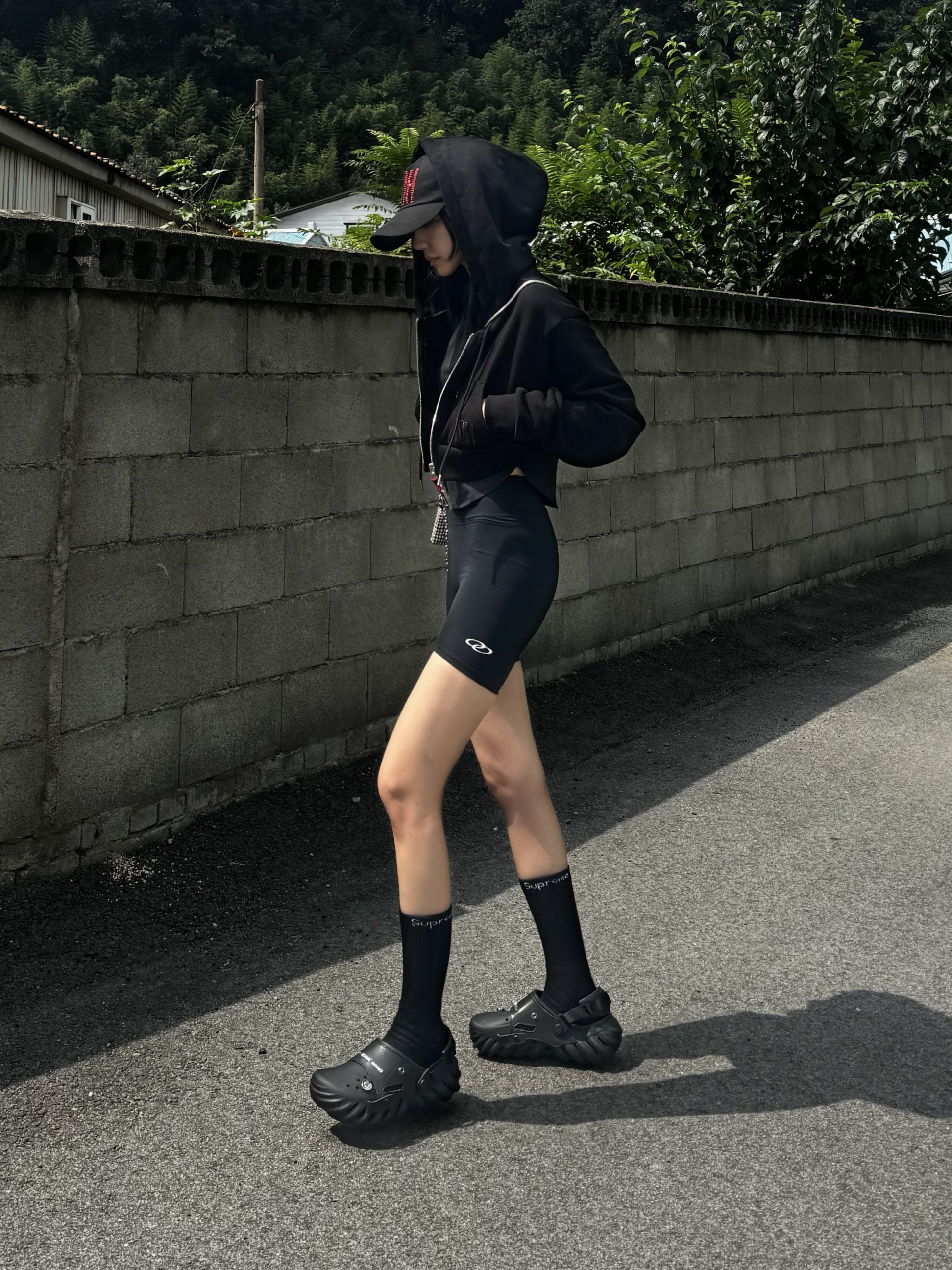 Crocs x Feng Chen Wang Echo Clog Black, Supreme Hanes Crew Socks Black (4 Pack) 착용 스타일 - 1