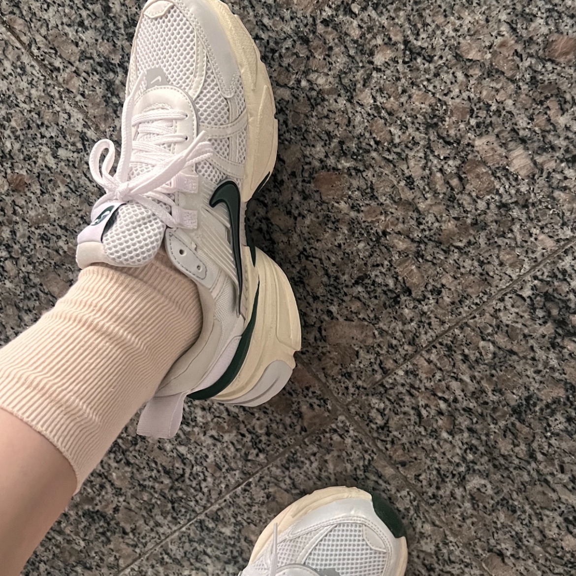 Nike V2K Run White Fir 착용 스타일