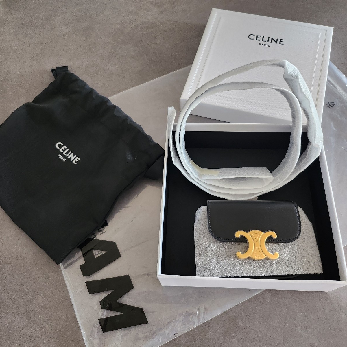 Celine Mini Claude in Shiny Calfskin Black 착용 스타일 - 2