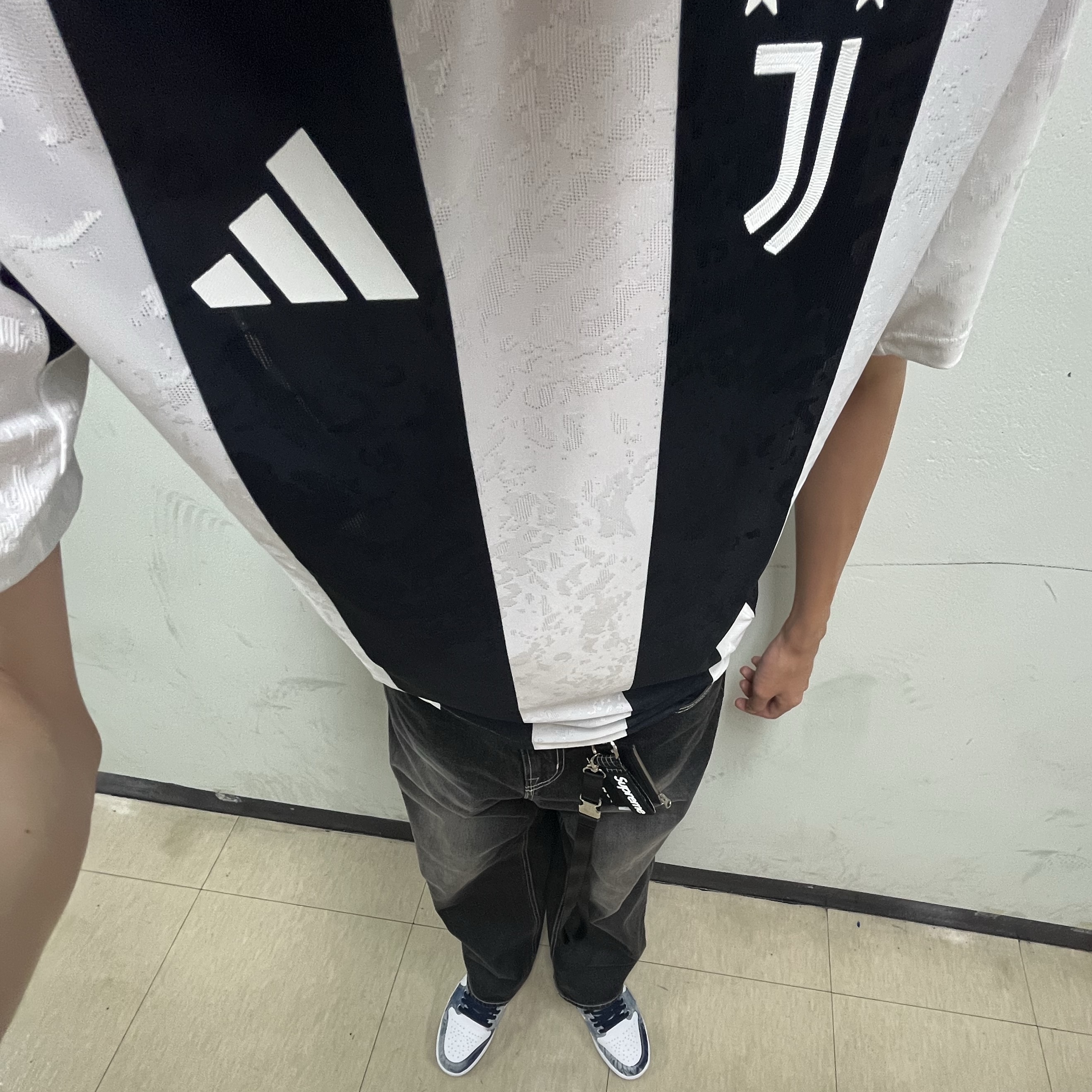 Adidas Juventus 2024/25 Home Authentic Jersey White Black - KR Sizing (Non Marking Ver.), Jordan 1 Low SE Washed Denim 착용 스타일 - 1
