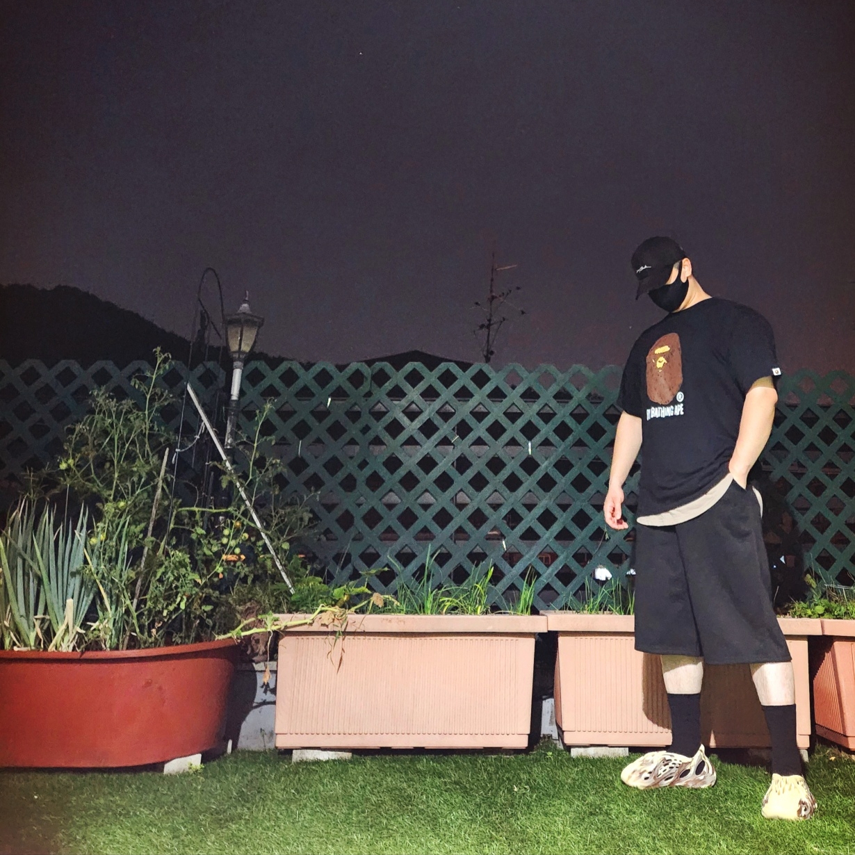 BAPE Hand Draw Side Big Ape Head T-Shirt Black, Adidas Yeezy Foam RNNR MX Cream Clay 착용 스타일 - 1