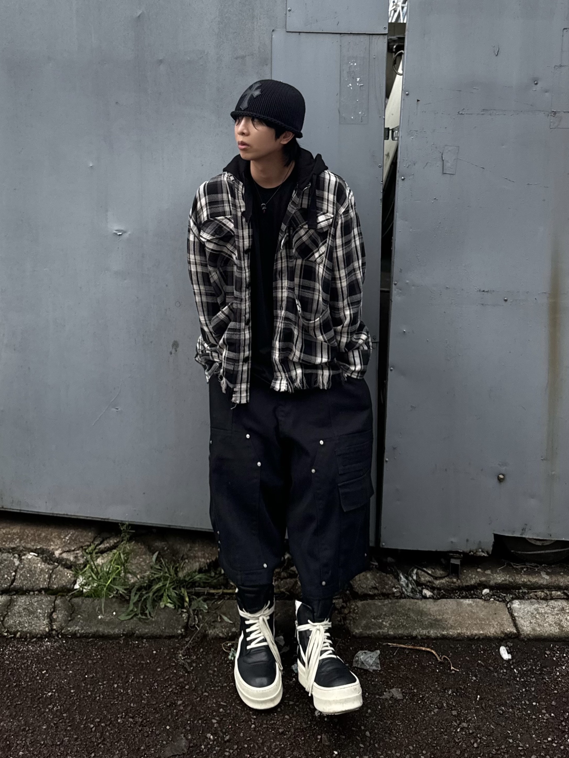 Chrome Hearts Cross Leather Patch Cashmere Beanie Black, Nos Couleurs x Koin Rivet Carpenter Shorts Black 착용 스타일 - 1